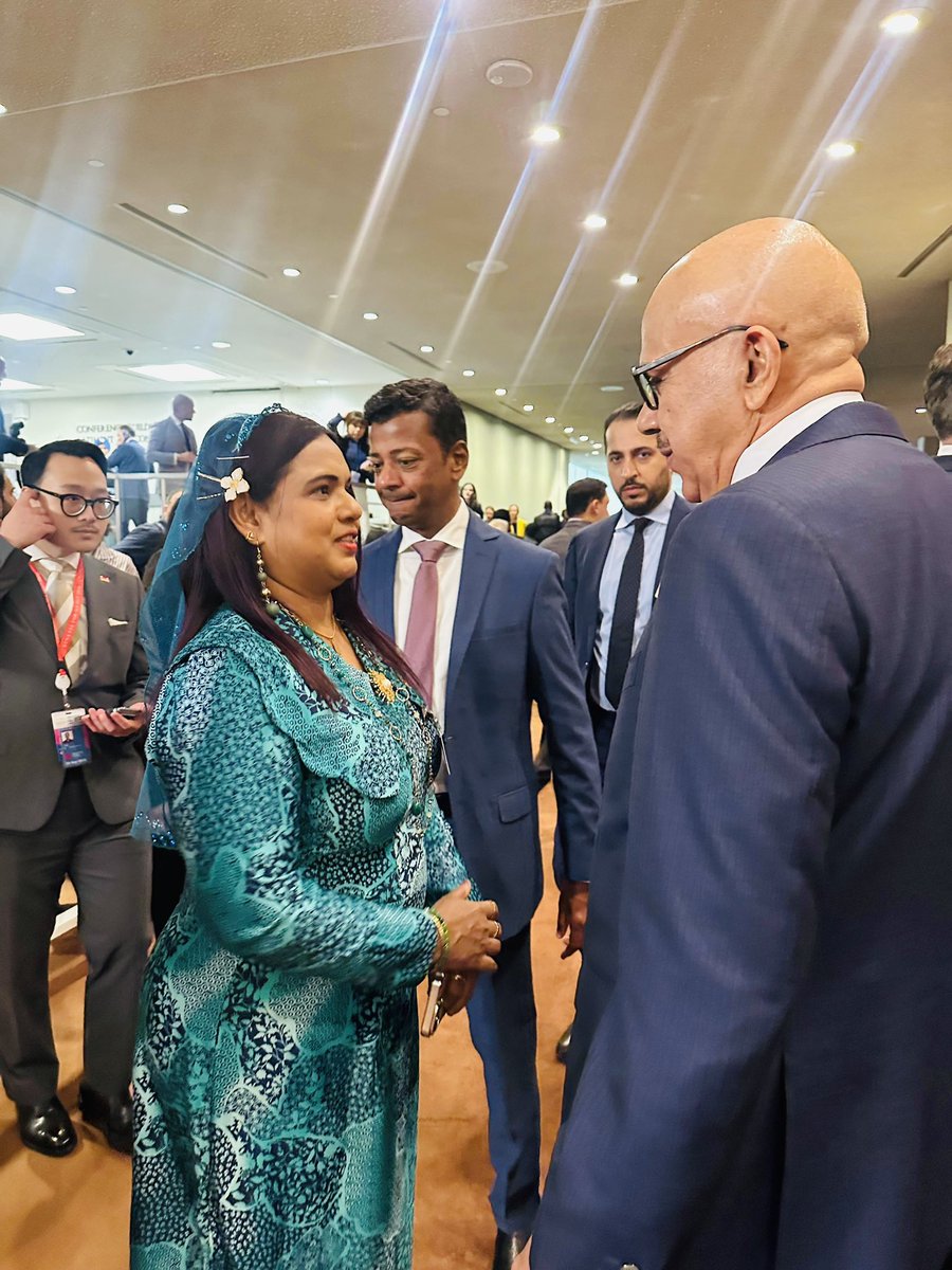 IruthishamAdam's tweet photo. 🌍Briefly interacted with the Minister of Foreign Affairs of Bahrain, H.E. Dr Abdullatif bin Rashid Al Zayani,
following the UN Security Council press stakeout.
Reaffirmed our strong commitment to further strengthening the close partnership between the #Maldives and #Bahrain.
@presidencymv
@MoFAmv
@MVPMNY
@MDVinGeneva
@bahdiplomatic
#MDVatUNGA81