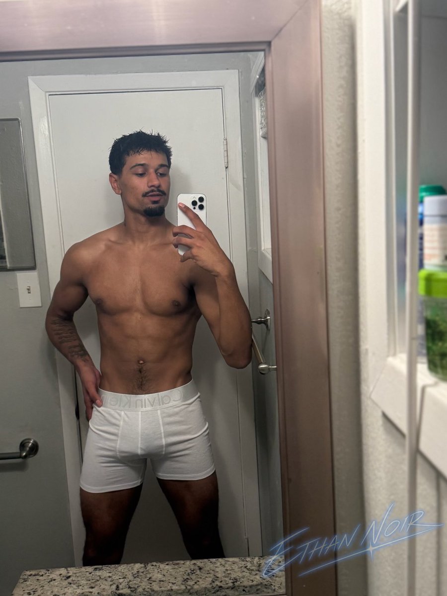 Itsethannoir's tweet photo. What type of boxers should I wear? https://t.co/vYiaPa3230