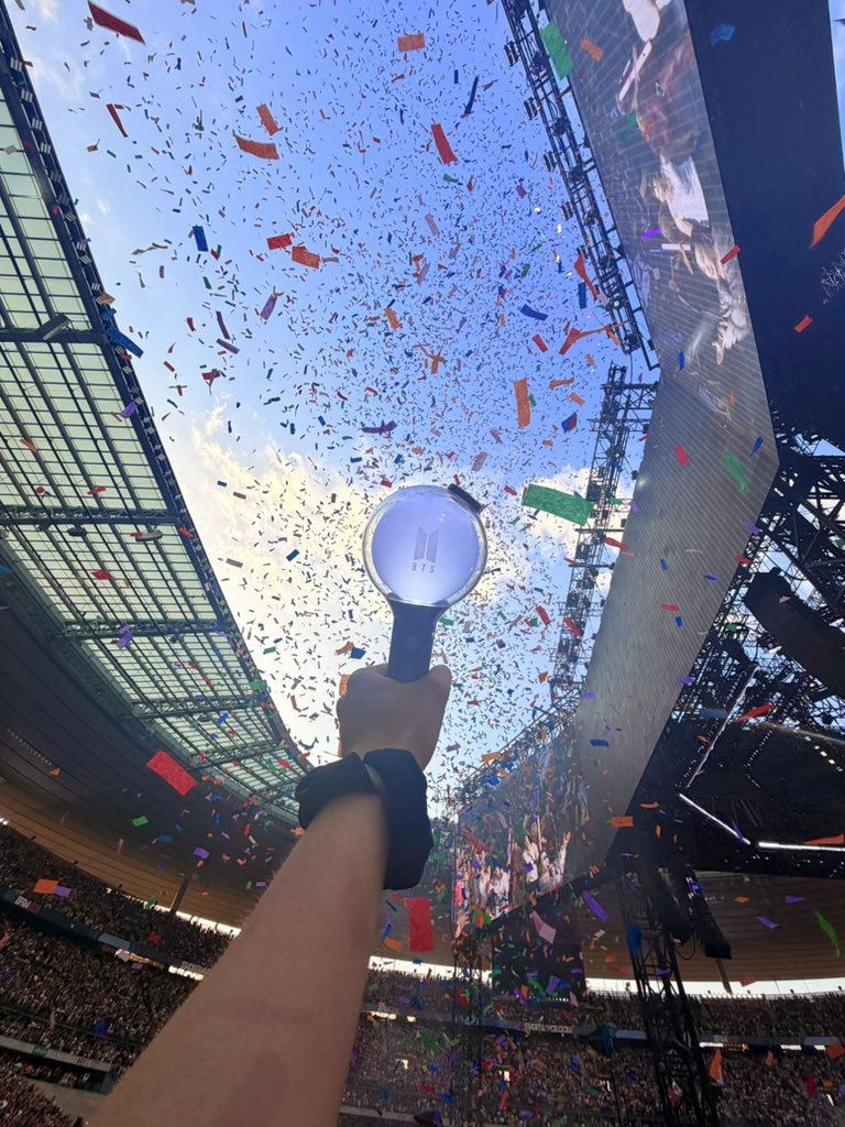 a_girlwitluv's tweet photo. army !!! post a picture of your army bomb at the concert💜⭐️ https://t.co/FIgvtm7Wtq
