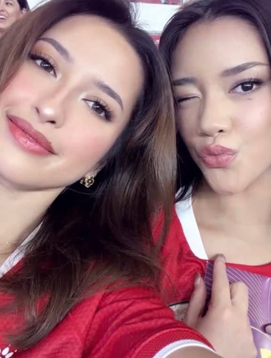 nurulrhmaa's tweet photo. CIEEE ADA YANG UDAH GOPUB NIH 😭 HUBNER x JENNER 🫣

Jennifer Coopen nonton Timnas bareng Baila Nona. Salfok banget sama jersey Baila, belakangnya tulisan JENNER, sedangkan Jen pake jersey HUBNER nama suaminya.

GEMES BANGETT! PLS FOTO BER4 GASI 😭 https://t.co/PUzle2j8T1