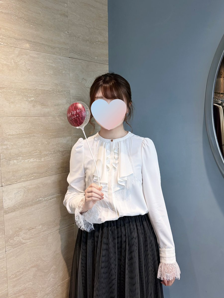 riina_pui's tweet photo. Her lip to OSAKAオープンおめでとうございます✨
PREVIEWにご招待いただき、行って来ました🥹💕
今回のビジュアルにもなっている先行販売のアイコンドレスと、Her lip to OSAKA限定アイテムを購入🛍️
今回着ていこうと思って購入していたRuffled Collar Pintuck Blouseを下ろしました🤍
#herlipto https://t.co/7owtdnCK4Q