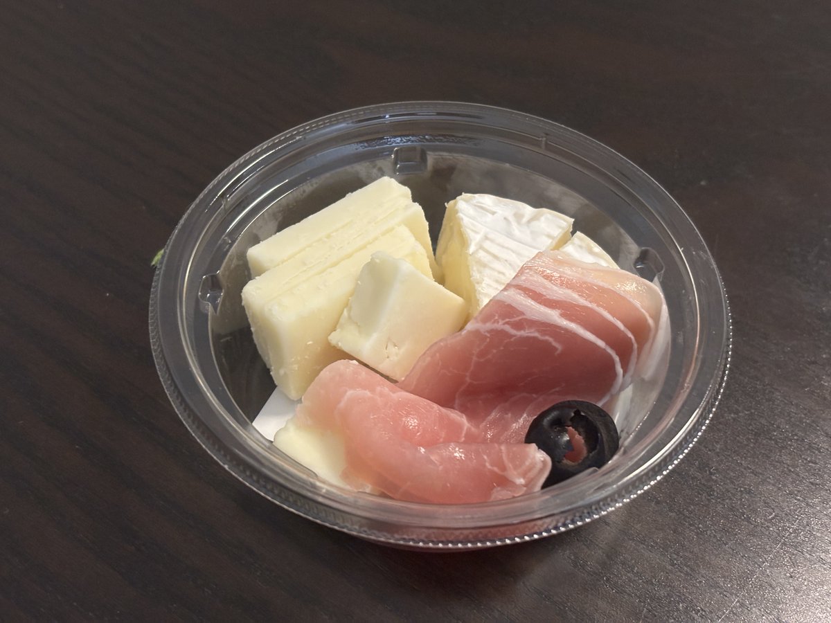 umomousio's tweet photo. セブンイレブンの惣菜力の高さが最大限活かされてるのは「チーズの盛り合わせ」説を強く推したい

チーズが全部国内製造なのも地味にすごい……！ https://t.co/D3xIpL5osy