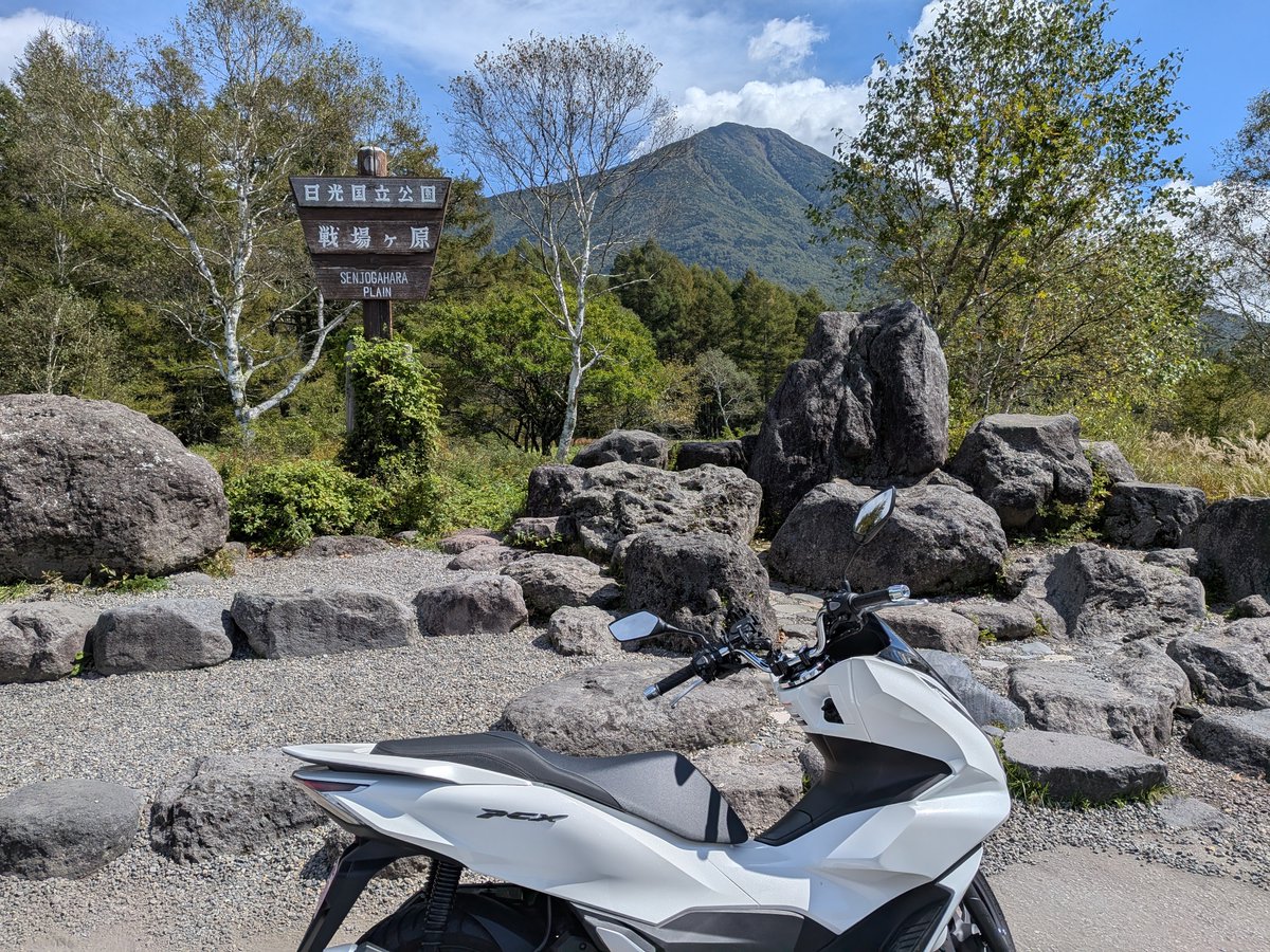daisuke111000's tweet photo. さらに奥、戦場ヶ原へ
数年前、竜頭の滝から歩いてたら、警察に呼び止められたな〜（◯にそうだと思われた）
で、こちら、土産屋が充実してます。３棟もある！
湯葉コロッケと餃子コロッケが気になったので食べてみたが、う〜ん
でも男体山や遠足に来てた小学生がいっぱい居て、目に美味しかった https://t.co/ivzcn5iKfk