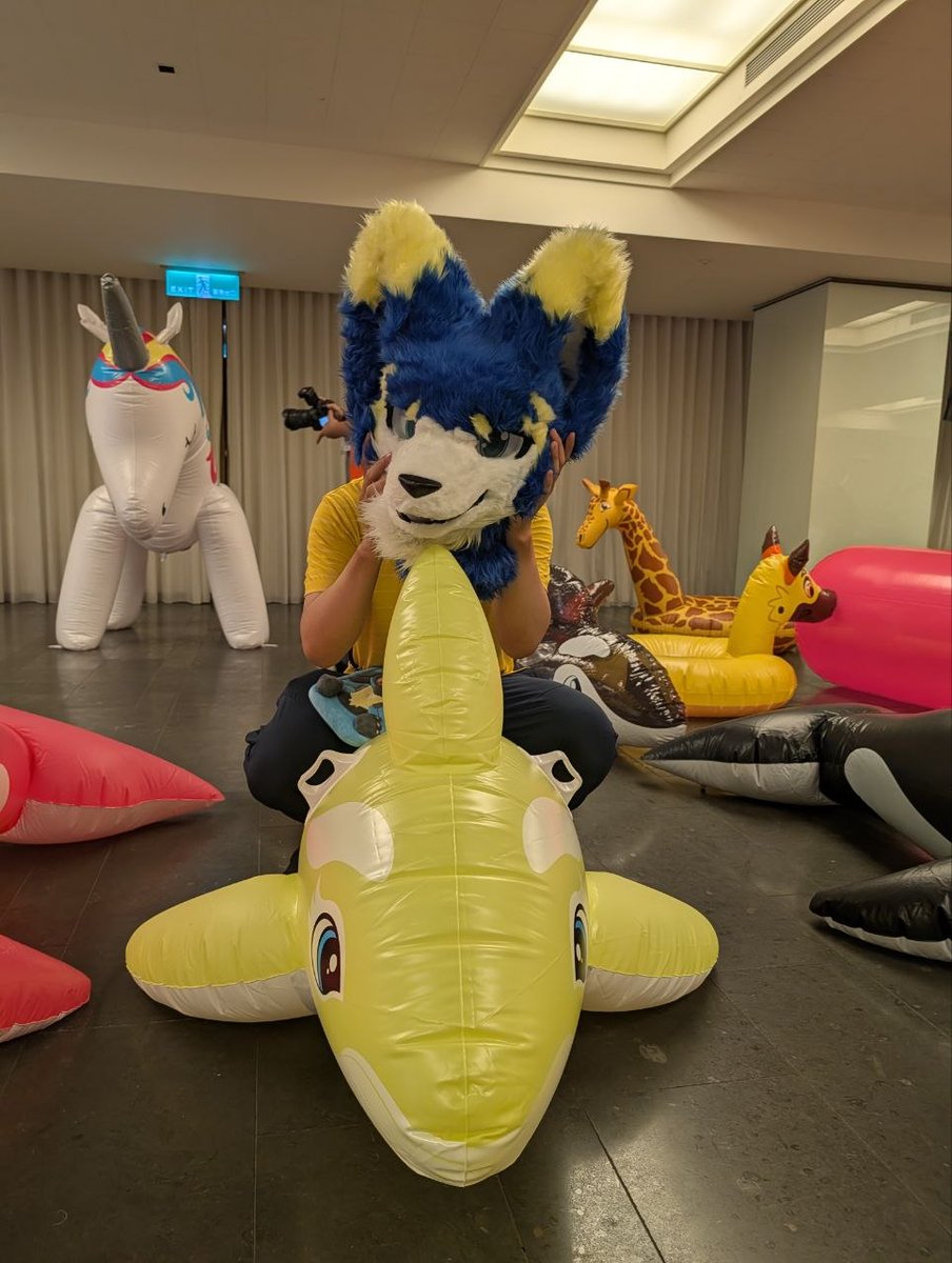 ArzehtPastro's tweet photo. 今天是 #FursuitFriday，同時也是中秋節喔！🌕✨

在充滿各種充氣夥伴的聚會空間裡，既然抬頭看不到月亮，那這隻圓滾滾的黃色充氣鯨魚，就充當我們今晚最棒的「滿月」吧！🐳💛

大家中秋節快樂，一起來抱抱這顆有著大眼睛的充氣滿月！🐾

✂️ 毛裝製作：@rossfursuit

Happy #FursuitFriday and Mid-Autumn Festival! 🌕✨

Surrounded by all these bouncy friends, we might not be able to see the real moon inside. So, this round, bright yellow inflatable whale will be our perfect "full moon" for tonight! ��💛

Wishing you all a squeaky Mid-Autumn! Come give this big-eyed bouncy moon a hug! 🐾

✂️ Fursuit Maker: @rossfursuit

#FursuitFriday #UTFG2026 #inflatable #inflatablepanel #MidAutumnFestival