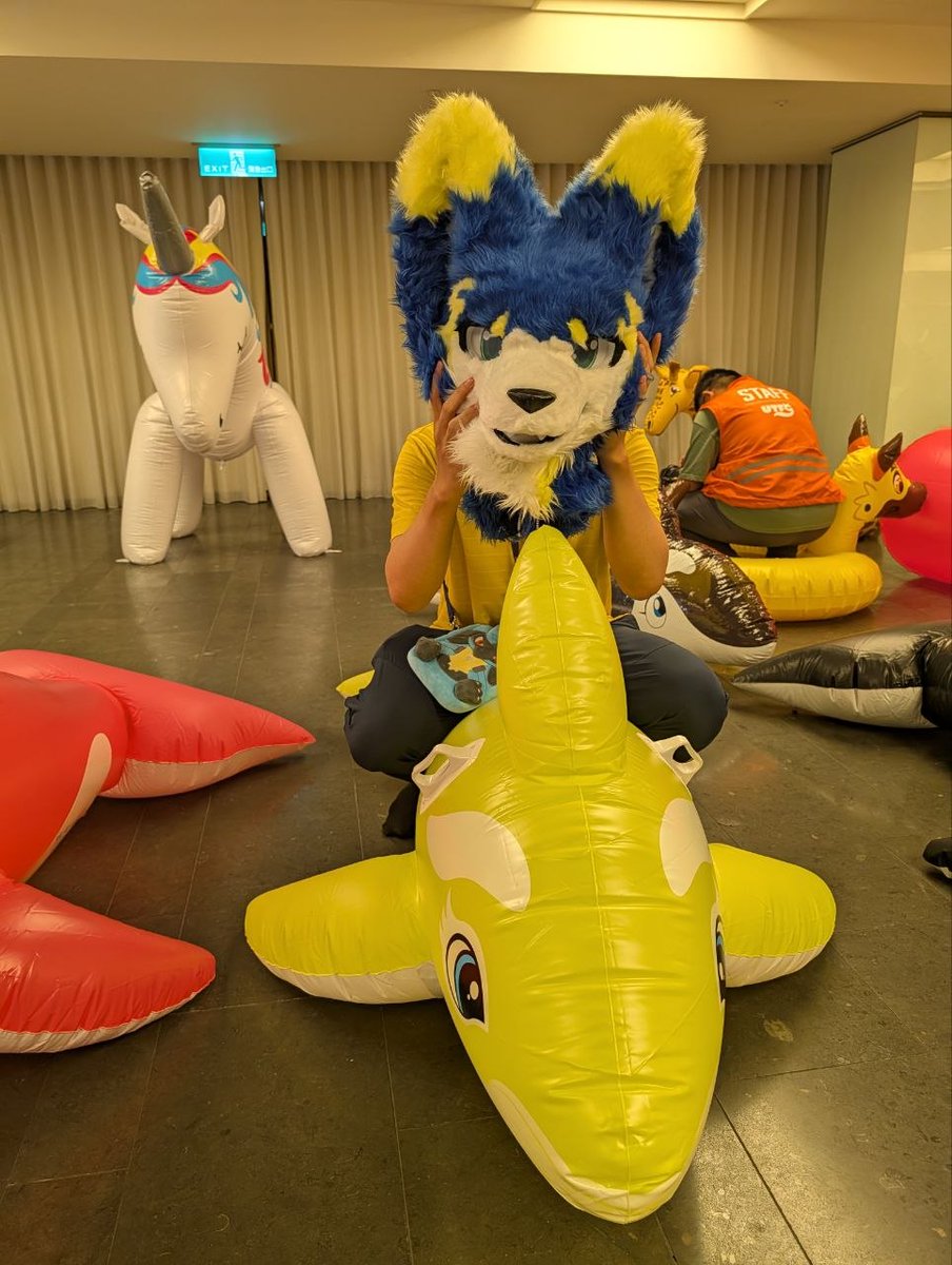 ArzehtPastro's tweet photo. 今天是 #FursuitFriday，同時也是中秋節喔！🌕✨

在充滿各種充氣夥伴的聚會空間裡，既然抬頭看不到月亮，那這隻圓滾滾的黃色充氣鯨魚，就充當我們今晚最棒的「滿月」吧！🐳💛

大家中秋節快樂，一起來抱抱這顆有著大眼睛的充氣滿月！🐾

✂️ 毛裝製作：@rossfursuit

Happy #FursuitFriday and Mid-Autumn Festival! 🌕✨

Surrounded by all these bouncy friends, we might not be able to see the real moon inside. So, this round, bright yellow inflatable whale will be our perfect "full moon" for tonight! ��💛

Wishing you all a squeaky Mid-Autumn! Come give this big-eyed bouncy moon a hug! 🐾

✂️ Fursuit Maker: @rossfursuit

#FursuitFriday #UTFG2026 #inflatable #inflatablepanel #MidAutumnFestival