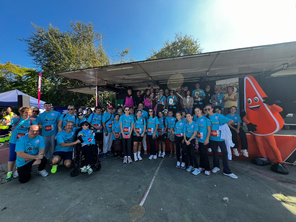 Venicemarathon's tweet photo. #Venicemarathon Grandissima festa questa mattina a Chioggia per la 1^ tappa delle Alì Family Run. Oltre 1.500 tra studenti, insegnanti e famiglie hanno dato vita alla corsa-camminata benefica di 4 km, che si snodava lungo il Lusenzo. Leggi di più 👉https://t.co/W7vGeWNZQP https://t.co/bj2FkKuJpH