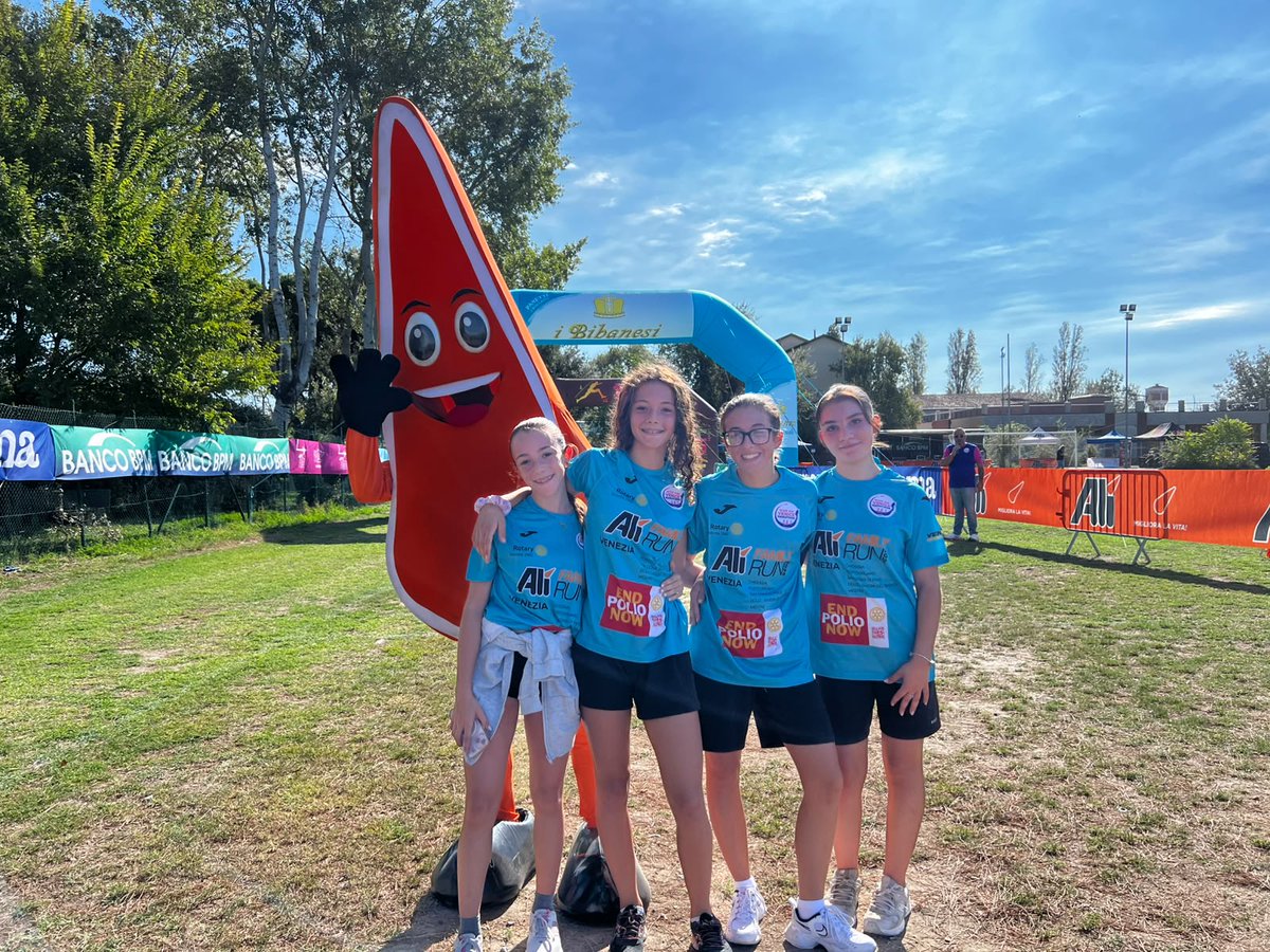 Venicemarathon's tweet photo. #Venicemarathon Grandissima festa questa mattina a Chioggia per la 1^ tappa delle Alì Family Run. Oltre 1.500 tra studenti, insegnanti e famiglie hanno dato vita alla corsa-camminata benefica di 4 km, che si snodava lungo il Lusenzo. Leggi di più 👉https://t.co/W7vGeWNZQP https://t.co/bj2FkKuJpH