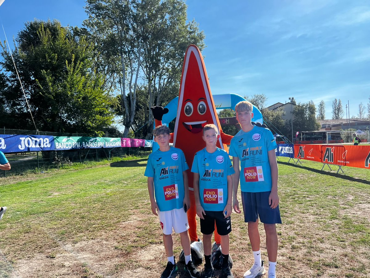 Venicemarathon's tweet photo. #Venicemarathon Grandissima festa questa mattina a Chioggia per la 1^ tappa delle Alì Family Run. Oltre 1.500 tra studenti, insegnanti e famiglie hanno dato vita alla corsa-camminata benefica di 4 km, che si snodava lungo il Lusenzo. Leggi di più 👉https://t.co/W7vGeWNZQP https://t.co/bj2FkKuJpH