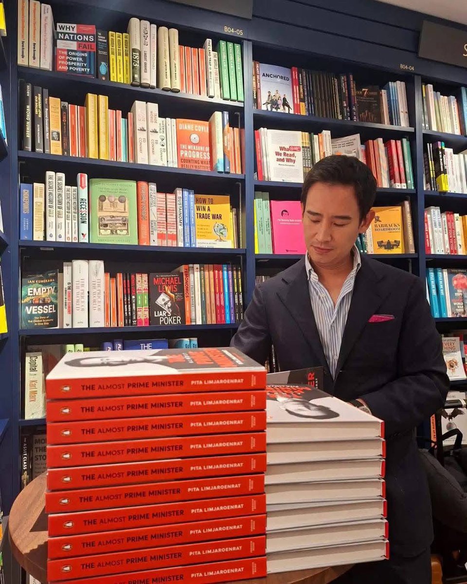Tu9461047111600's tweet photo. Cr.อโวคาโด #TheAlmostPM ฉบับภาษาอังกฤษ (แปลโดย Jane Brinkman และ Waew Karnkunakorn) วางแผงอย่างเป็นทางการแล้วน้าาา ภายใต้การดูแลของ Penguin Random House SEA เฟสแรกเริ่มทยอยวางแผงจากสิงคโปร์ก่อน แล้วจะขยายไปทั่วโลกเล้ยยย ตอนนี้ใครอยู่สิงคโปร์ก็ไปจัดได้เลยที่ Kinokuniya และร้านหนังสืออื่น ๆ ส่วนคนไทยรอแพ้บน้าาาา แต่ตุลาคมนี้ ในงานหนังสือที่กรุงเทพฯ เจอกันแน่นอนงับบบบ
อ้อ… ใครมีภาษาไทยแล้ว ซื้อภาษาอังกฤษไปอ่านเพิ่มก็ได้เหมือนกันน้าาาา ^^