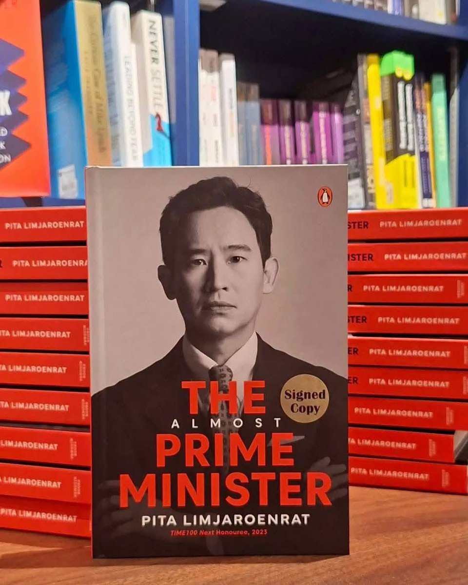 Tu9461047111600's tweet photo. Cr.อโวคาโด #TheAlmostPM ฉบับภาษาอังกฤษ (แปลโดย Jane Brinkman และ Waew Karnkunakorn) วางแผงอย่างเป็นทางการแล้วน้าาา ภายใต้การดูแลของ Penguin Random House SEA เฟสแรกเริ่มทยอยวางแผงจากสิงคโปร์ก่อน แล้วจะขยายไปทั่วโลกเล้ยยย ตอนนี้ใครอยู่สิงคโปร์ก็ไปจัดได้เลยที่ Kinokuniya และร้านหนังสืออื่น ๆ ส่วนคนไทยรอแพ้บน้าาาา แต่ตุลาคมนี้ ในงานหนังสือที่กรุงเทพฯ เจอกันแน่นอนงับบบบ
อ้อ… ใครมีภาษาไทยแล้ว ซื้อภาษาอังกฤษไปอ่านเพิ่มก็ได้เหมือนกันน้าาาา ^^