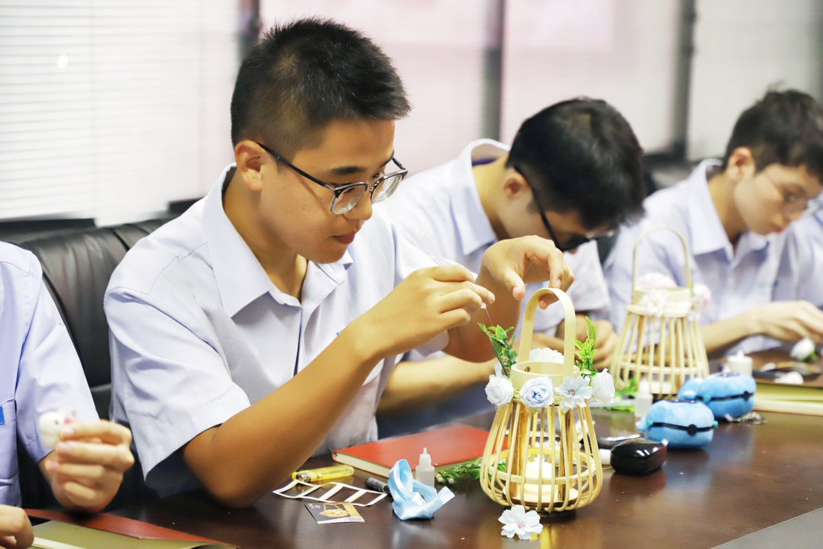 CSCECBDNEWS's tweet photo. On September 25, CSCEC held a Mid-Autumn Festival celebration in Bangladesh. Through fun activities such as making festive lanterns, tasting mooncakes, and solving riddles, employees enjoyed the holiday in a joyful and lively atmosphere.๐ฅฎ๐๐
#CSCEC #MidAutumnFestival #Mooncake https://t.co/fSsY982RkD