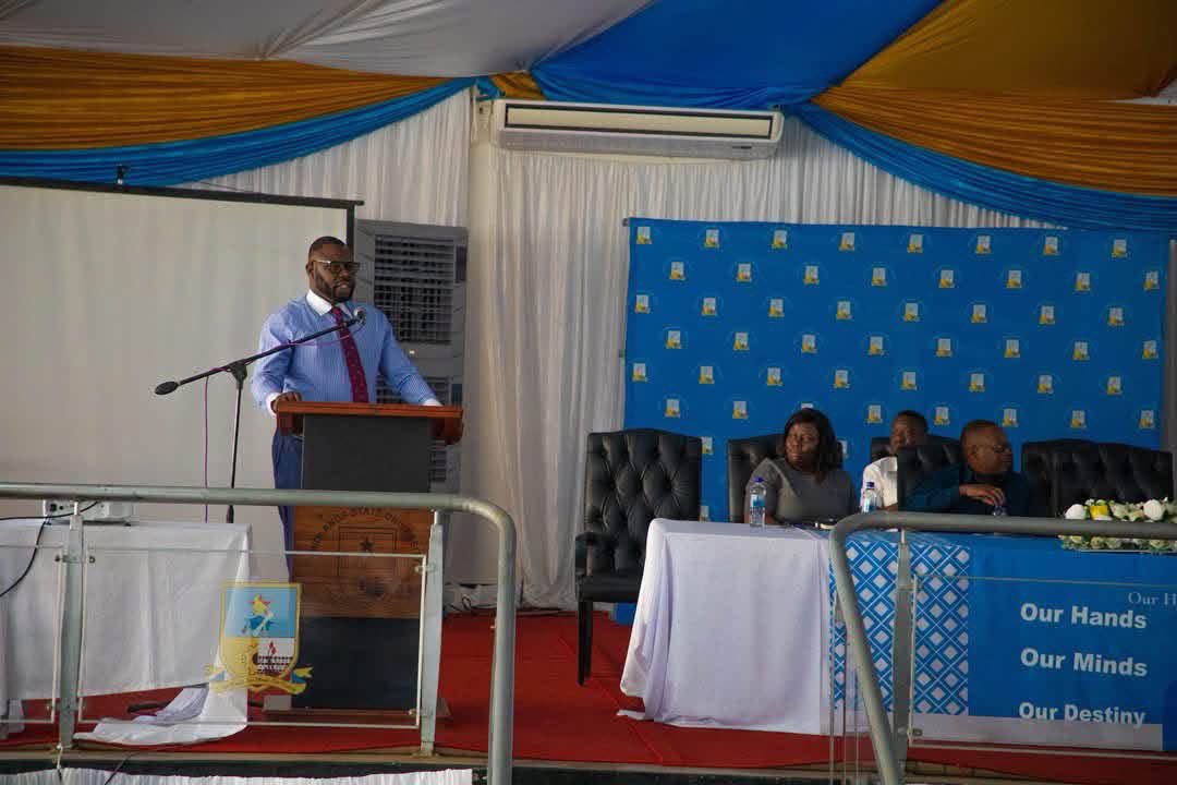 ZNCCNational's tweet photo. 24 September: Midlands State University, Gweru.

ZNCC Chief Executive Officer @MugagaTakunda engaged the Midlands State University (MSU) community through a Public Lecture on Financial Literacy, sharing practical insights on sound financial decision-making, responsible financial habits and building a strong foundation for personal and professional success.

The engagement reflects ZNCC’s commitment to equipping young people with knowledge and skills that contribute to a financially informed and resilient business community.

 #FinancialLiteracy #MSU #YouthEmpowerment #FinancialInclusion #BusinessLeadership #TheVoicefBusiness