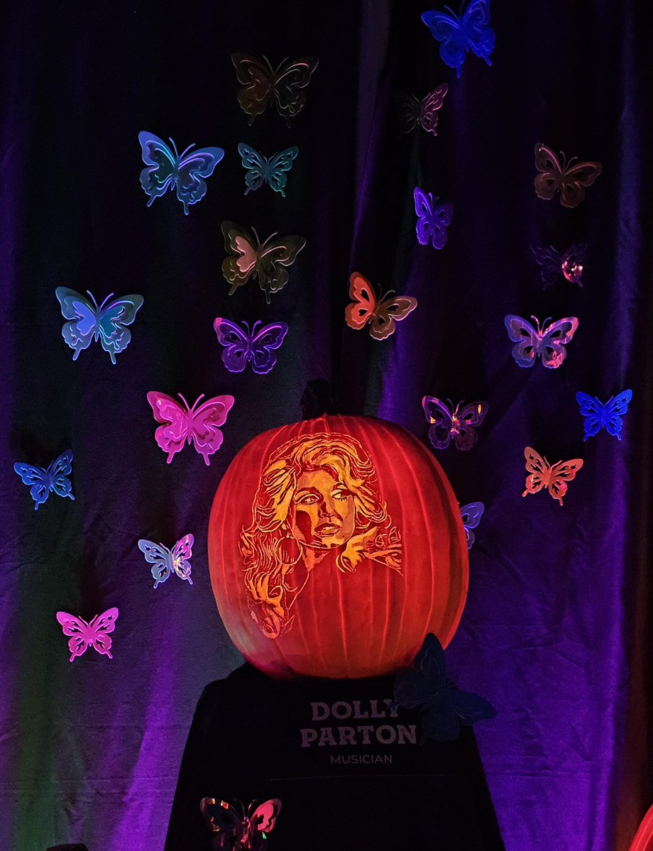 Wild_Adventures's tweet photo. Working 9 to 5… what a way to glow!

Come celebrate LumiNight Legend Dolly Parton this weekend at Great Pumpkin LumiNights✨🦋 https://t.co/3WRDqhWmsB