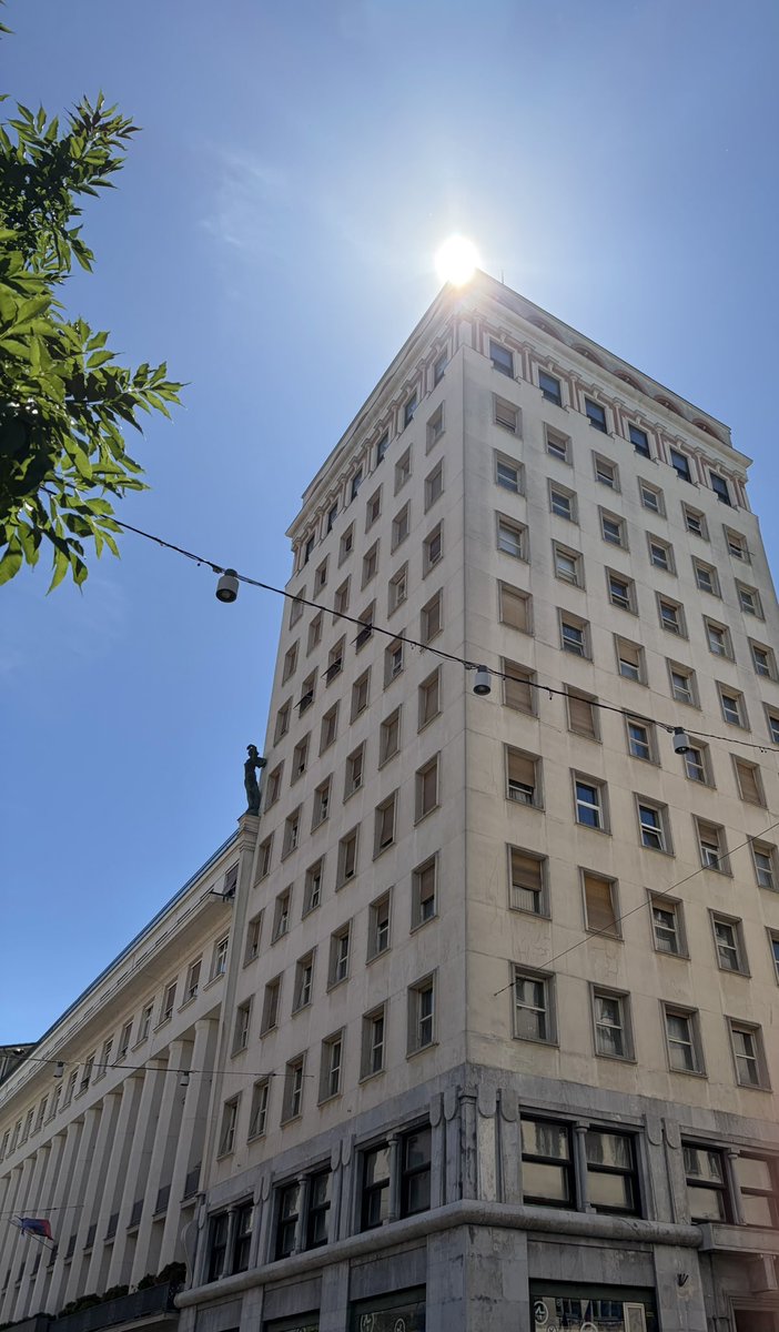 alja_brglez's tweet photo. Ko so maja 1931 odprli Empire State Building, so v Ljubljani že gradili Nebotičnik: 12 dni pred slovesnostjo v NY so začeli v LJ kopati temelje zanj.
Boleč dokaz,da je takrat provinca premogla več vizije, poguma in bila bolj del sveta kot zdaj prestolnica samostojne države, a ni? https://t.co/W445PsQTGG