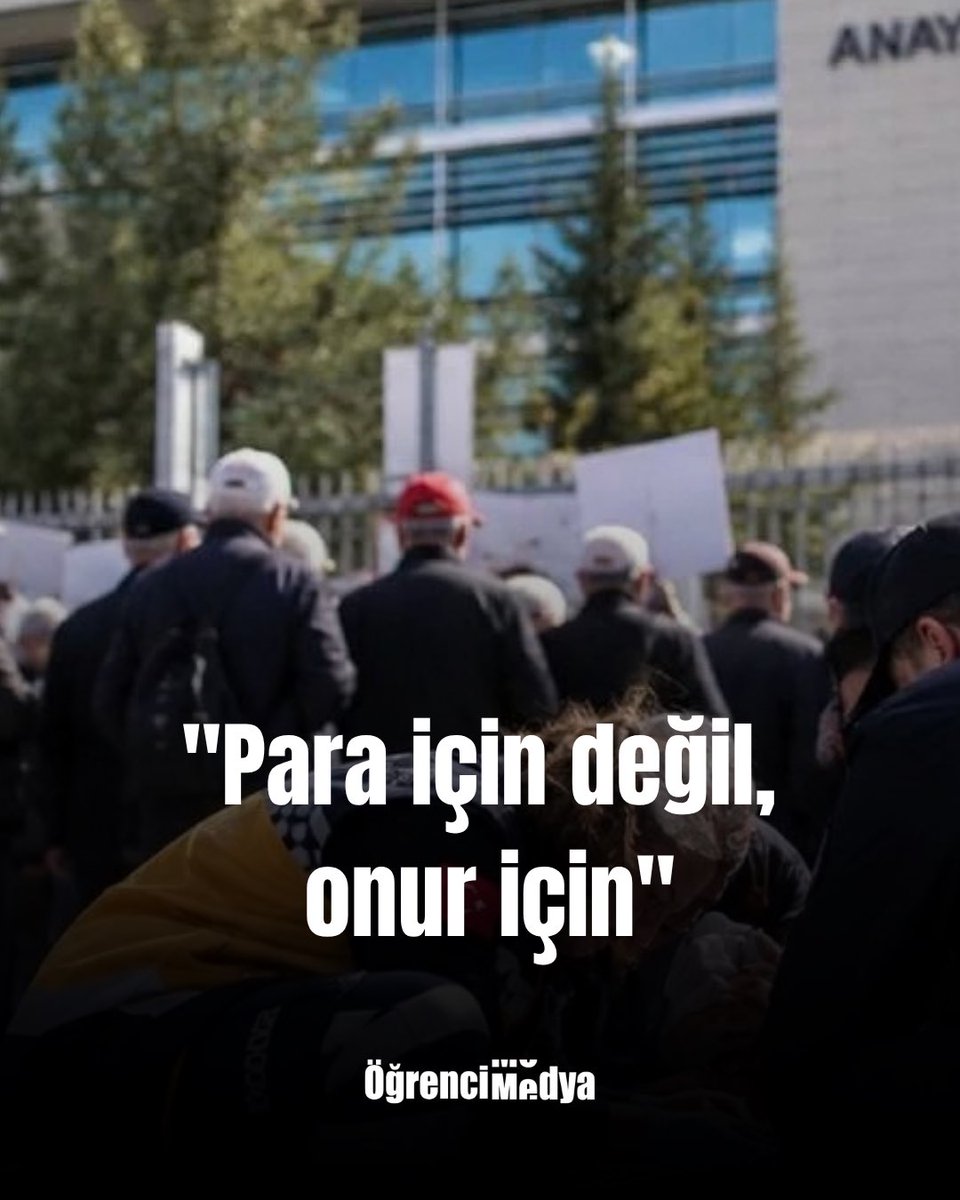 Ogrencimdy4's tweet photo. "Para için değil, onur için"

 Anayasa mahkemesi önünde eylem yapan emekliler arasında "para için değil, onur için" yazılı döviziyle alana gelen bir emekli kendi silahıyla intihar girişiminde bulundu. Emekli yurttaşın hayatta olup olmadığına dair net bir bilgi henüz yok. https://t.co/n2H2GUMcCJ
