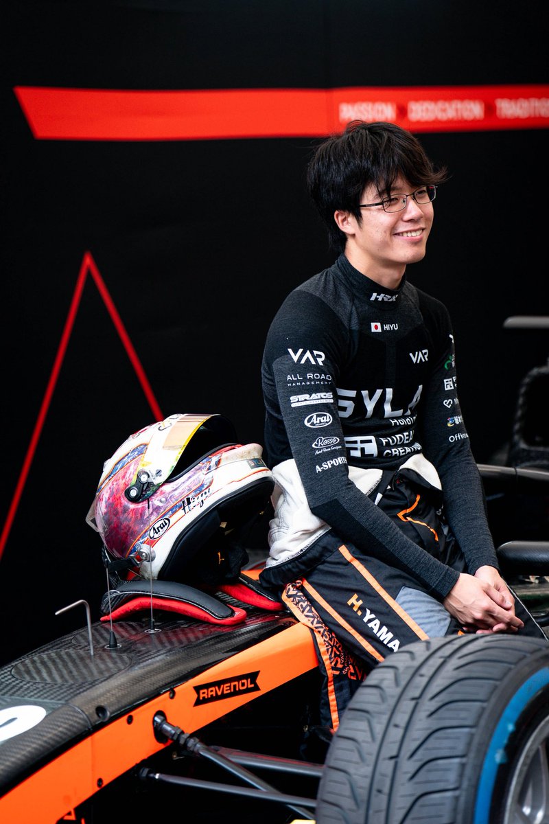 HiyuYamakoshi's tweet photo. First points in F2✅
スタートでストールした時は焦りましたが、最終的には運も味方し、F2デビューレースでポイントを獲得する事が出来ました😮‍💨

ペースもスーパーソフトではトップ5に匹敵する速さがあり、非常にポジティブが多いレースでした🔥

毎周学びながら、そしてそれを活かしながら沢山の事を経験できています🧡

明日のフィーチャーレースもこの調子で頑張ります💪

応援宜しくお願いします🤲

#HY14 #F2 #F2jp
SYLAholdings 
FUDEALCREATION 
Office&Style 
LifeStyle 
DELIGHTWORKS