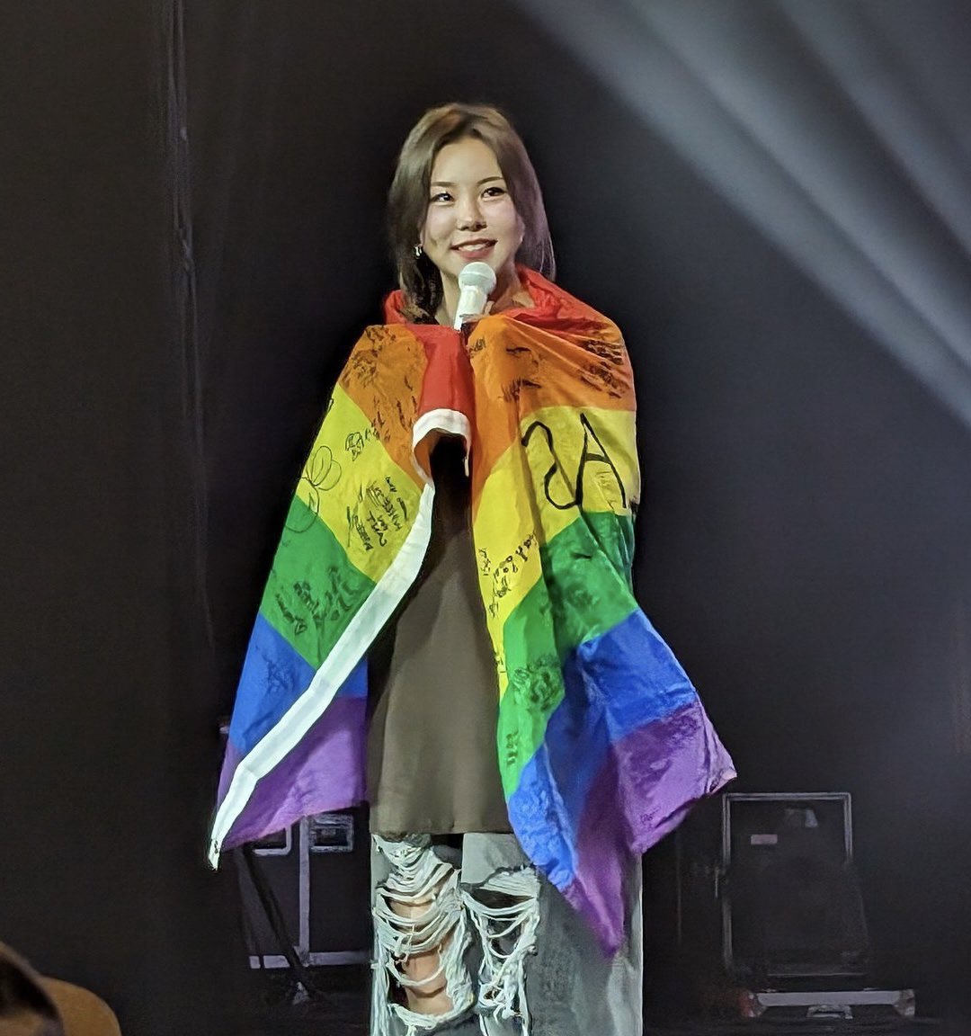 fairywhee's tweet photo. wheein wrapping herself up with every pride flag she sees on stage ❤️‍🩹🥺 https://t.co/41MMYqZnVS