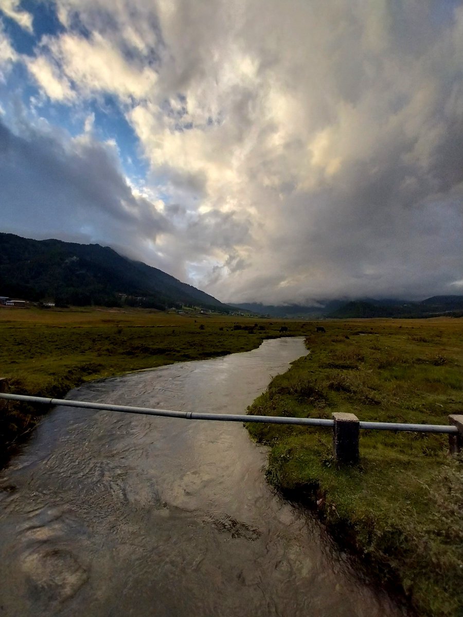 _Denkarrrr's tweet photo. A little throwback to the quiet side of BHUTAN!
Guess where? 👀

#peace https://t.co/3cLhxcE5T7