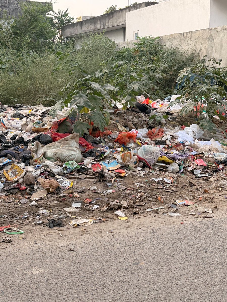 speakmytroubles's tweet photo. @MunCorpGurugram this plot 264 sector 38 Gurgaon is once again being used as a common dumping ground for garbage. It has become a hotspot, need a permanent solution. Completely open plot. Already this whole area is suffering from C&amp;D pollution too @DC_Gurugram https://t.co/sGwGFEQQNO