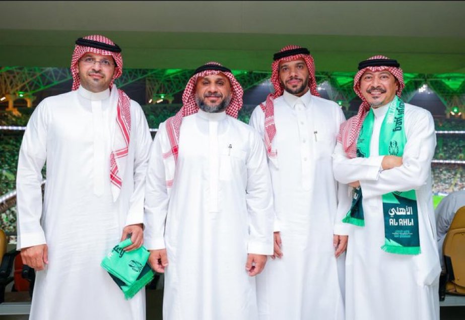 FfarisNM's tweet photo. أصل أزمة الأهلي.. اللجنة التنفيذية تتحمل المسؤولية!

في نقاش حاد مع أحد الأصدقاء المختصين في الشأن الأهلاوي، دار الحديث عن أسباب الخلل الذي أصاب الأهلي. 

هل المشكلة في دعم الصندوق؟ 
هل الأهلي لم يحصل على الدعم الكافي؟ 
هل المشكلة مالية أم فنية؟

وفي نهاية النقاش، وصلنا إلى نقطة واحدة: 
الأخطاء الجسيمة والمتتالية التي ارتكبتها اللجنة التنفيذية بقيادة رئيسها السيد أحمد الشنقيطي .

المشكلة ليست في قرار واحد، بل في سلسلة من القرارات المرتبطة ببعضها، بداية من اختيار المدير الرياضي، الذي أحضر بوسيتش وأرتيم، مرورًا برحيل ياسله وكيسيه ومحرز، وصولًا إلى الفوضى الفنية التي يعيشها الفريق اليوم.

اللجنة التنفيذية، من وجهة نظري، اقتنعت بأن وجود بوسيتش وأرتيم  كافٍ لرفع مستوى الفريق وتحقيق البطولات و اقتنعت ان استمرا كيسيه و محرز سلبي على الفريق ، لكن ما حدث على أرض الواقع كان عكس ذلك تمامًا.

والأخطر أن هذه القرارات تبدو وكأنها اتُّخذت بناءً على مرئيات فردية من المدير الرياضي، وبموافقة اللجنة التنفيذية، دون مراجعة فنية كافية أو تدقيق حقيقي في تبعاتها.

مطالبتي واضحة: 
رحيل اللجنة التنفيذية فورًا، وعلى رأسها رئيسها السيد أحمد الشنقيطي، مع عدم الشكر والتقدير.

الأهلي لا يحتاج إلى تغيير أسماء فقط، بل إلى تغيير جذري في منظومة اتخاذ القرار.