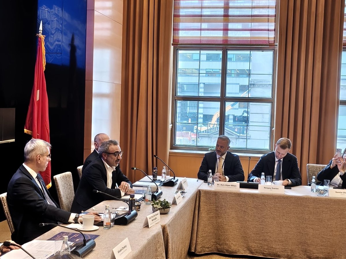 AzizAlperBiten's tweet photo. 📍 New York

Birleşmiş Milletler 81’inci Genel Kurulu vesilesiyle bulunduğumuz New York’ta ABD Ticaret Odası tarafından düzenlenen “Türkiye Sağlık Sistemi” başlıklı toplantıya Bakanımız @drmemisoglu başkanlığında katılım sağladık.

Toplantıda, iki ülke arasında sağlık alanında geliştirilebilecek iş birliği imkânlarını ve yatırım fırsatlarını değerlendirdik. 

Ülkemizin küresel sağlık vizyonunu her platformda kararlılıkla ifade etmeyi sürdüreceğiz.
