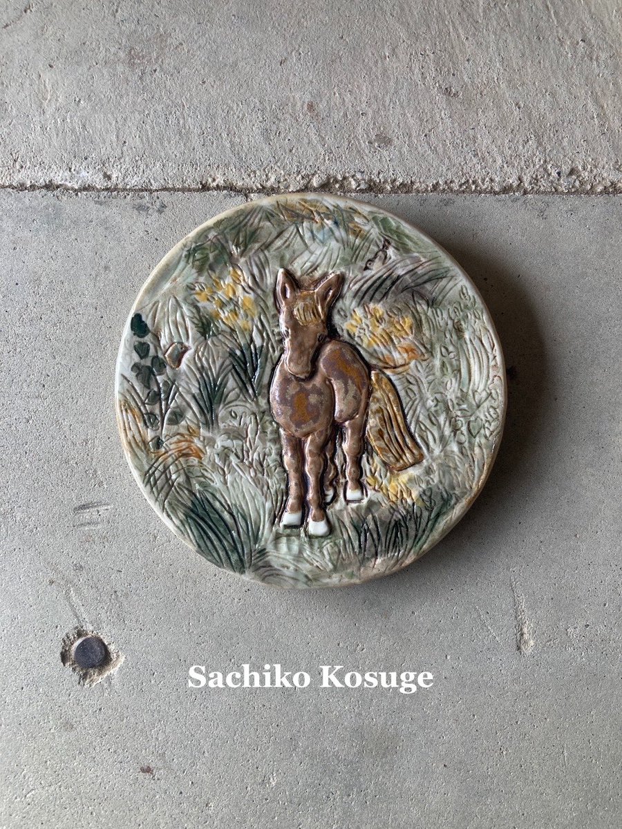 utopiano's tweet photo. 🫏🌿
10月1日からはじまる企画展『 Of Horses and Grasslands 』参加アーティストのご紹介をしてまいります。

今年4月の『スミレと卵』展では様々に絵付けされた卵やエッグスタンドをお届けくださった @lazyhare 幸子さん。
彼女の作る動物たちもまたとても魅力的です。
馬たちに会いに行き、その躍動感や愛らしさをたくさんスケッチして、陶にうつしてくださいます。
どうぞお楽しみになさってください。
＿＿＿＿＿＿＿＿＿＿＿＿

草原と馬｜小菅幸子
陶板
直径約13cm
2026
＿＿＿＿＿＿＿＿＿＿＿＿

企画展 Of Horses and Grasslands 

馬
と
草
原

遥か遠い時代から続く草原の営み
風に波打つ草の海原をかける馬
不思議になつかしい原風景を表現する企画展

会　期　2026年10月1日(木)～5日(月)
　　　　1日(木)　17時〜20時
　　　　2日(金)〜5日(月)　13時〜18時
場　所　atelier utopiano（横浜・関内） @atelier_utopiano 

　❦ Atelier Kentaur（塑像）
　❦ 小菅幸子（陶器） @lazyhare 
　❦ 林 千絵（版画）
　❦ 林 美奈子（コラージュ）
　❦ 結城琴乃（木工）
　❦ 三浦康太郎（絵画）@miura_kotaro 
　❦ 和花草風（草花）
　❦ 若林哲博（絵画）　@tetsuhiro_waka 

企画展の詳細はこちらをご覧ください。
https://t.co/u1O5LQQ1Oa

#馬��草原 #atelier_utopiano