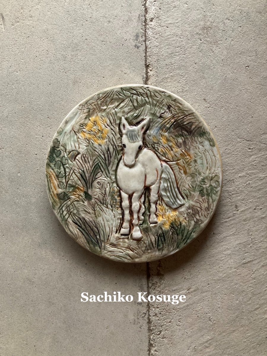utopiano's tweet photo. 🫏🌿
10月1日からはじまる企画展『 Of Horses and Grasslands 』参加アーティストのご紹介をしてまいります。

今年4月の『スミレと卵』展では様々に絵付けされた卵やエッグスタンドをお届けくださった @lazyhare 幸子さん。
彼女の作る動物たちもまたとても魅力的です。
馬たちに会いに行き、その躍動感や愛らしさをたくさんスケッチして、陶にうつしてくださいます。
どうぞお楽しみになさってください。
＿＿＿＿＿＿＿＿＿＿＿＿

草原と馬｜小菅幸子
陶板
直径約13cm
2026
＿＿＿＿＿＿＿＿＿＿＿＿

企画展 Of Horses and Grasslands 

馬
と
草
原

遥か遠い時代から続く草原の営み
風に波打つ草の海原をかける馬
不思議になつかしい原風景を表現する企画展

会　期　2026年10月1日(木)～5日(月)
　　　　1日(木)　17時〜20時
　　　　2日(金)〜5日(月)　13時〜18時
場　所　atelier utopiano（横浜・関内） @atelier_utopiano 

　❦ Atelier Kentaur（塑像）
　❦ 小菅幸子（陶器） @lazyhare 
　❦ 林 千絵（版画）
　❦ 林 美奈子（コラージュ）
　❦ 結城琴乃（木工）
　❦ 三浦康太郎（絵画）@miura_kotaro 
　❦ 和花草風（草花）
　❦ 若林哲博（絵画）　@tetsuhiro_waka 

企画展の詳細はこちらをご覧ください。
https://t.co/u1O5LQQ1Oa

#馬��草原 #atelier_utopiano