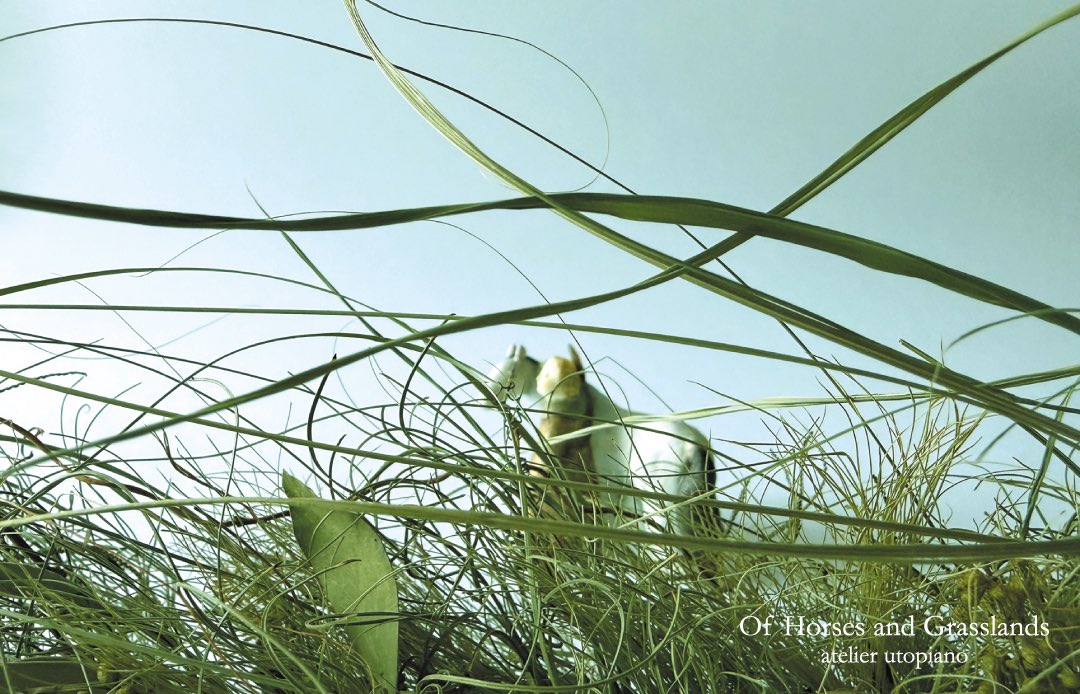 utopiano's tweet photo. 🫏🌿
10月1日からはじまる企画展『 Of Horses and Grasslands 』参加アーティストのご紹介をしてまいります。

今年4月の『スミレと卵』展では様々に絵付けされた卵やエッグスタンドをお届けくださった @lazyhare 幸子さん。
彼女の作る動物たちもまたとても魅力的です。
馬たちに会いに行き、その躍動感や愛らしさをたくさんスケッチして、陶にうつしてくださいます。
どうぞお楽しみになさってください。
＿＿＿＿＿＿＿＿＿＿＿＿

草原と馬｜小菅幸子
陶板
直径約13cm
2026
＿＿＿＿＿＿＿＿＿＿＿＿

企画展 Of Horses and Grasslands 

馬
と
草
原

遥か遠い時代から続く草原の営み
風に波打つ草の海原をかける馬
不思議になつかしい原風景を表現する企画展

会　期　2026年10月1日(木)～5日(月)
　　　　1日(木)　17時〜20時
　　　　2日(金)〜5日(月)　13時〜18時
場　所　atelier utopiano（横浜・関内） @atelier_utopiano 

　❦ Atelier Kentaur（塑像）
　❦ 小菅幸子（陶器） @lazyhare 
　❦ 林 千絵（版画）
　❦ 林 美奈子（コラージュ）
　❦ 結城琴乃（木工）
　❦ 三浦康太郎（絵画）@miura_kotaro 
　❦ 和花草風（草花）
　❦ 若林哲博（絵画）　@tetsuhiro_waka 

企画展の詳細はこちらをご覧ください。
https://t.co/u1O5LQQ1Oa

#馬��草原 #atelier_utopiano