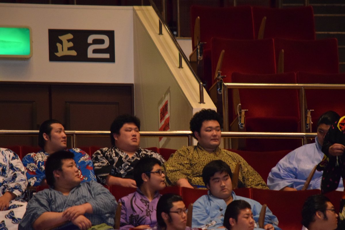 Noriori_fighter's tweet photo. 今場所限りで引退する朝阪神は朝乃山と同期になる。写真は平成28年夏場所の土俵祭を教習所で見学に来た時の1枚。下列左から3番目が朝阪神(当時は朝塩本)、その一段上が朝乃山(当時は石橋)。小柳(豊山)や玉木(朝玉勢)の姿も見える　#sumo #朝阪神 https://t.co/pDXBYqEfo6