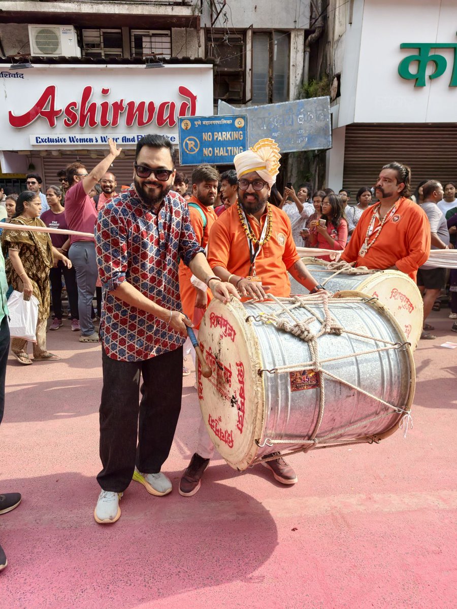 8ap's tweet photo. Felt the energy of Pune today during Ganpati Visarjan 🙏

Nobody does Ganpati quite like Pune does… the dhol, the crowds, the emotion, the whole city just comes alive. Toh mere saath bolo…

Ganpati Bappa Morya!
Pudchya Varshi Lavkar Ya! ❤️ https://t.co/gUHtHqi2Ip