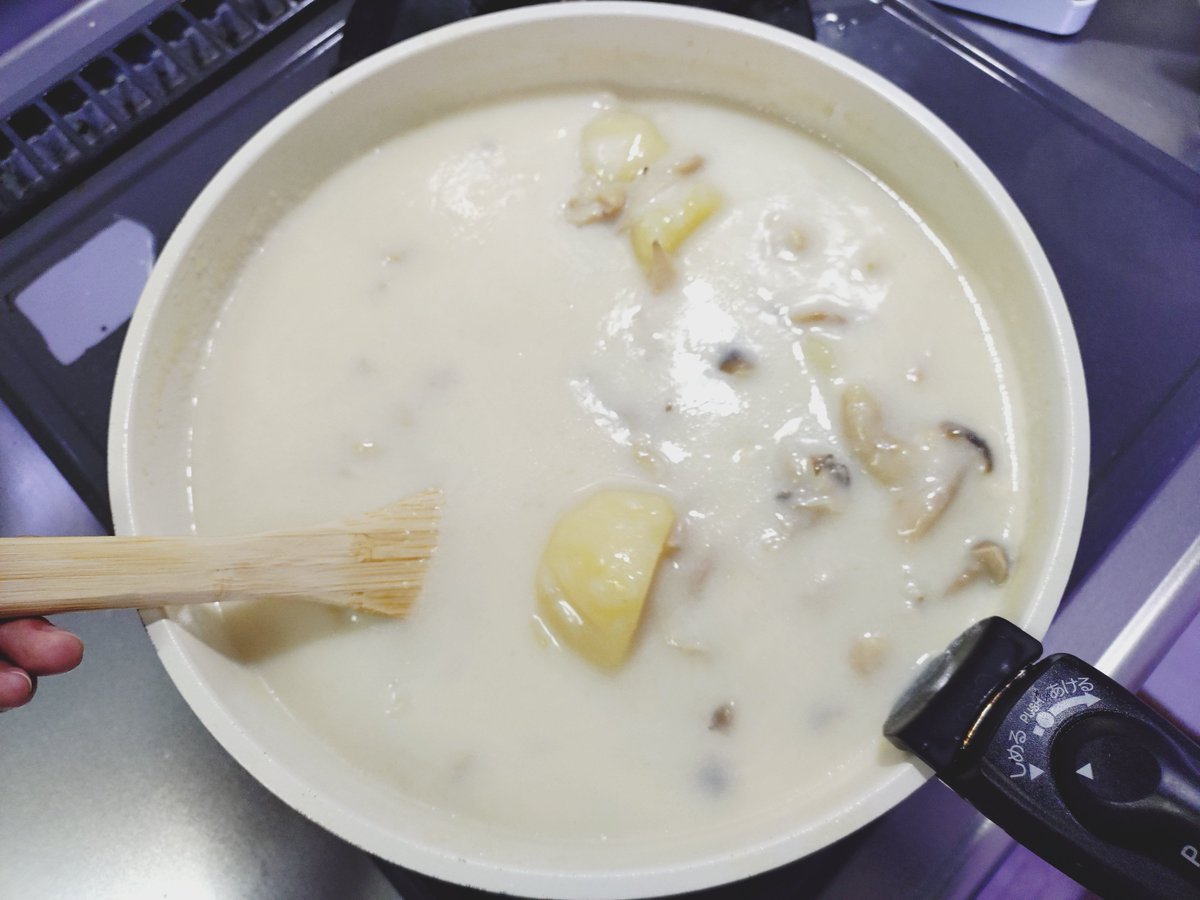 oneneazyun's tweet photo. ええ…今日ちゃんと作りましたよシチュー…！！！
チキンカツとウインナーをそっと添えて。
美味しかったー。
牛乳が腐る前に使っちゃいたいのです。

#偏食食生活記録 #冷蔵庫の中身だけで過ごす9月 https://t.co/OKRvCmq9HL