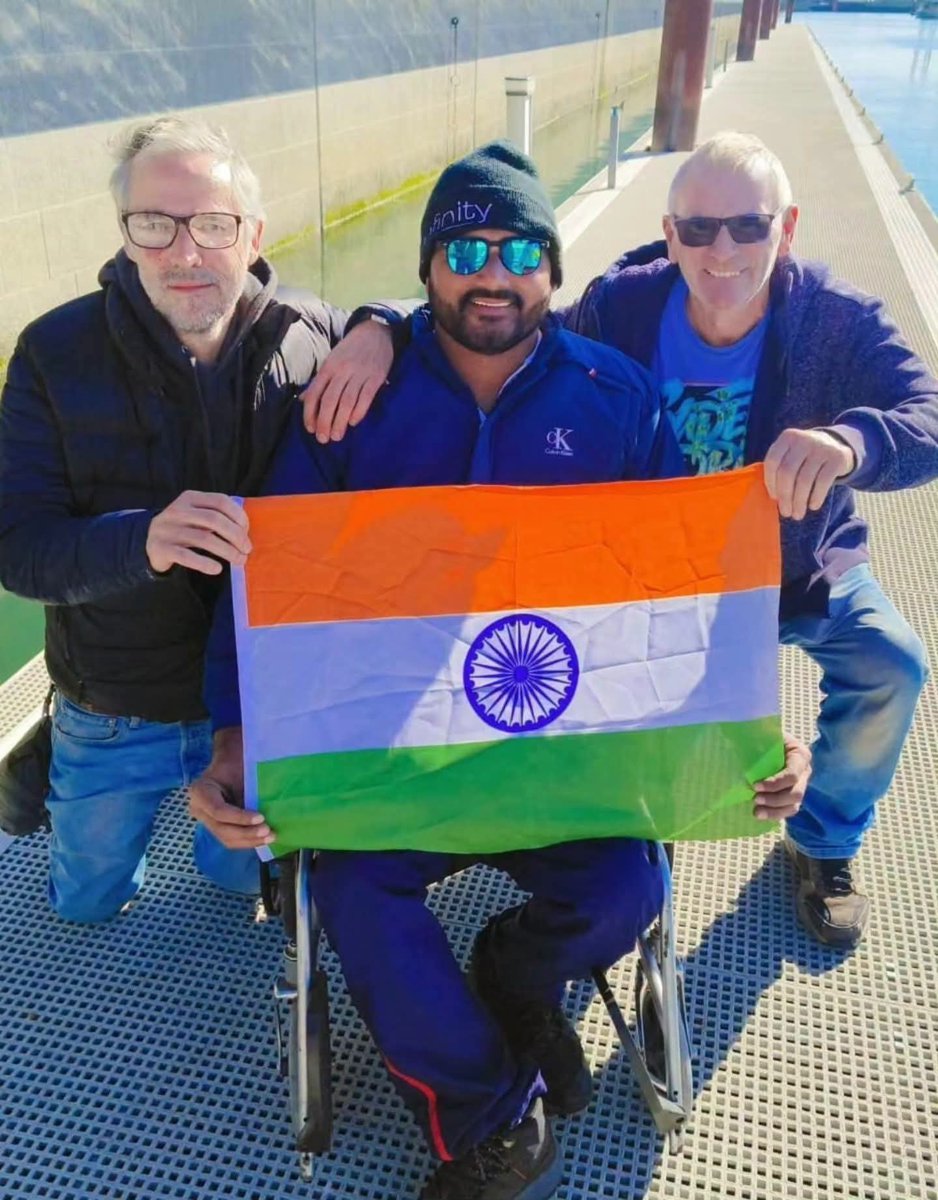 DevendraSinghMP's tweet photo. 🇮🇳 भिंड की मिट्टी (भारत) से English Channel तक — गौरव का क्षण!

मध्यप्रदेश के भिंड जिले के गाता गाँव के निवासी, पद्मश्री एवं अंतरराष्ट्रीय पैरा तैराक डॉ. सतेन्द्र सिंह लोहिया ने अपनी टीम के साथ लगभग 36 किलोमीटर की English Channel Swimming पूरी करते हुए तीसरी बार English Channel सफलतापूर्वक पार किया।

24 सितंबर 2026 को सुबह 8:58 बजे Dover, England से शुरू हुई यह कठिन तैराकी 21 घंटे 20 मिनट बाद 25 सितंबर को सुबह 6:18 बजे France पहुँचकर पूरी हुई। 🇬🇧🌊🇫🇷

ठंडे पानी, समुद्री धाराओं और लगातार लंबी तैराकी के बावजूद सतेन्द्र जी ने अदम्य साहस और दृढ़ संकल्प के साथ यह उपलब्धि हासिल की।

एक दिव्यांग खिलाड़ी के रूप में उनकी यह सफलता विशेष रूप से प्रेरणादायी है। पद्मश्री, विक्रम पुरस्कार और तेनजिंग नॉर्गे राष्ट्रीय साहसिक पुरस्कार सहित अनेक सम्मान उनकी संघर्षपूर्ण खेल यात्रा के गौरवपूर्ण अध्याय हैं।

डॉ. @SatendraSLohiya जी और उनकी पूरी टीम को हार्दिक बधाई एवं शुभकामनाएँ।

भिंड की धरती से निकली यह प्रतिभा आज अंतरराष्ट्रीय स्तर पर भारत का तिरंगा गौरवान्वित कर रही है। 🇮🇳🏊‍♂️
#BJP4Bhind #DevendraNarwariya