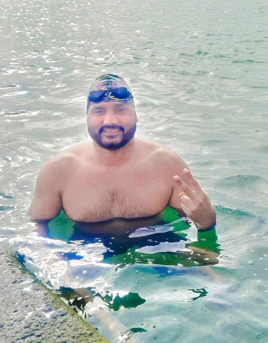 DevendraSinghMP's tweet photo. 🇮🇳 भिंड की मिट्टी (भारत) से English Channel तक — गौरव का क्षण!

मध्यप्रदेश के भिंड जिले के गाता गाँव के निवासी, पद्मश्री एवं अंतरराष्ट्रीय पैरा तैराक डॉ. सतेन्द्र सिंह लोहिया ने अपनी टीम के साथ लगभग 36 किलोमीटर की English Channel Swimming पूरी करते हुए तीसरी बार English Channel सफलतापूर्वक पार किया।

24 सितंबर 2026 को सुबह 8:58 बजे Dover, England से शुरू हुई यह कठिन तैराकी 21 घंटे 20 मिनट बाद 25 सितंबर को सुबह 6:18 बजे France पहुँचकर पूरी हुई। 🇬🇧🌊🇫🇷

ठंडे पानी, समुद्री धाराओं और लगातार लंबी तैराकी के बावजूद सतेन्द्र जी ने अदम्य साहस और दृढ़ संकल्प के साथ यह उपलब्धि हासिल की।

एक दिव्यांग खिलाड़ी के रूप में उनकी यह सफलता विशेष रूप से प्रेरणादायी है। पद्मश्री, विक्रम पुरस्कार और तेनजिंग नॉर्गे राष्ट्रीय साहसिक पुरस्कार सहित अनेक सम्मान उनकी संघर्षपूर्ण खेल यात्रा के गौरवपूर्ण अध्याय हैं।

डॉ. @SatendraSLohiya जी और उनकी पूरी टीम को हार्दिक बधाई एवं शुभकामनाएँ।

भिंड की धरती से निकली यह प्रतिभा आज अंतरराष्ट्रीय स्तर पर भारत का तिरंगा गौरवान्वित कर रही है। 🇮🇳🏊‍♂️
#BJP4Bhind #DevendraNarwariya