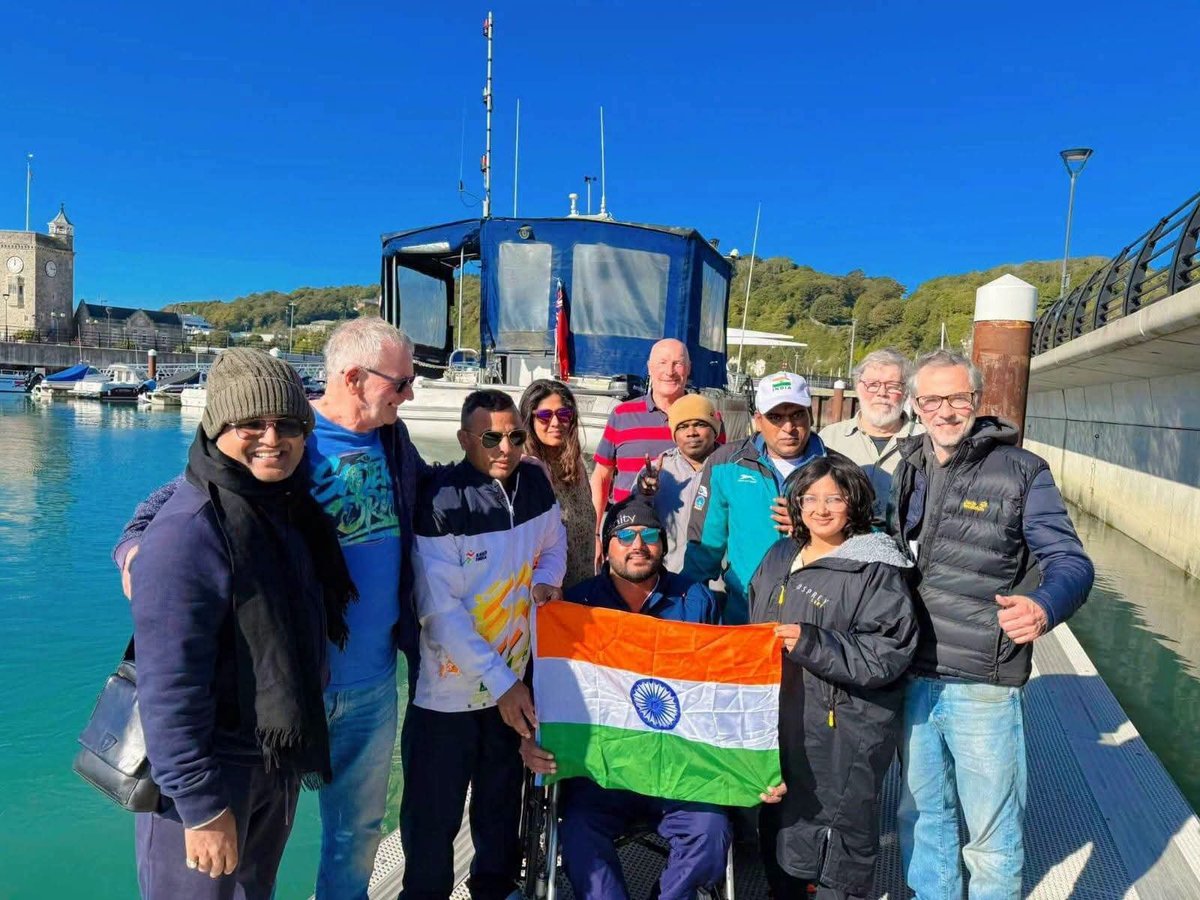 DevendraSinghMP's tweet photo. 🇮🇳 भिंड की मिट्टी (भारत) से English Channel तक — गौरव का क्षण!

मध्यप्रदेश के भिंड जिले के गाता गाँव के निवासी, पद्मश्री एवं अंतरराष्ट्रीय पैरा तैराक डॉ. सतेन्द्र सिंह लोहिया ने अपनी टीम के साथ लगभग 36 किलोमीटर की English Channel Swimming पूरी करते हुए तीसरी बार English Channel सफलतापूर्वक पार किया।

24 सितंबर 2026 को सुबह 8:58 बजे Dover, England से शुरू हुई यह कठिन तैराकी 21 घंटे 20 मिनट बाद 25 सितंबर को सुबह 6:18 बजे France पहुँचकर पूरी हुई। 🇬🇧🌊🇫🇷

ठंडे पानी, समुद्री धाराओं और लगातार लंबी तैराकी के बावजूद सतेन्द्र जी ने अदम्य साहस और दृढ़ संकल्प के साथ यह उपलब्धि हासिल की।

एक दिव्यांग खिलाड़ी के रूप में उनकी यह सफलता विशेष रूप से प्रेरणादायी है। पद्मश्री, विक्रम पुरस्कार और तेनजिंग नॉर्गे राष्ट्रीय साहसिक पुरस्कार सहित अनेक सम्मान उनकी संघर्षपूर्ण खेल यात्रा के गौरवपूर्ण अध्याय हैं।

डॉ. @SatendraSLohiya जी और उनकी पूरी टीम को हार्दिक बधाई एवं शुभकामनाएँ।

भिंड की धरती से निकली यह प्रतिभा आज अंतरराष्ट्रीय स्तर पर भारत का तिरंगा गौरवान्वित कर रही है। 🇮🇳🏊‍♂️
#BJP4Bhind #DevendraNarwariya