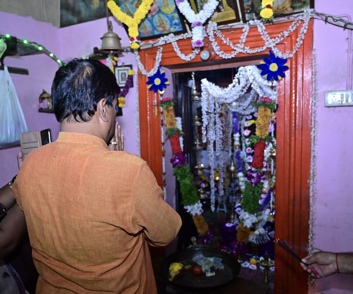 DamuNaik's tweet photo. Visited Mahale House, Mala, Panaji, and sought the divine blessings of Shree Madanant on the auspicious occasion of Madanantvrat, observed on the day of Anant Chaturdashi. 🌺

Prayed for peace, prosperity, good health and happiness for everyone.

सर्वांना अनंत चतुर्दशीच्या हार्दिक शुभेच्छा! 🙏

#AnantChaturdashi
#अनंतचतुर्दशी