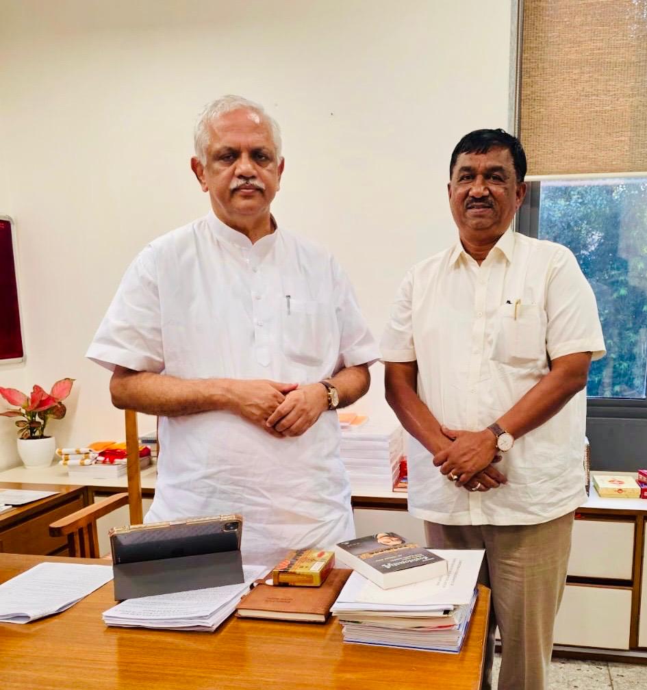 RaghuKautilya's tweet photo. ಇಂದು ನವದೆಹಲಿಯ ಬಿಜೆಪಿ ಕೇಂದ್ರ ಕಛೇರಿಯಲ್ಲಿ, ರಾಷ್ಟ್ರೀಯ ಸಂಘಟನಾ ಪ್ರಧಾನ ಕಾರ್ಯದರ್ಶಿಗಳಾದ ಶ್ರೀ @blsanthosh ಜೀ' ಅವರನ್ನು  ಭೇಟಿಯಾಗಿ ಆಶೀರ್ವಾದ ಪಡೆದು ತಮಗೆ ವಿಧಾನ ಪರಿಷತ್ ಪ್ರವೇಶಿಸಲು ಅವಕಾಶ ಮಾಡಿಕೊಟ್ಟ ಪಕ್ಷದ ವರಿಷ್ಠರಿಗೆ ಕೃತಜ್ಞತೆ ಸಲ್ಲಿಸಲಾಯಿತು.
ಈ ಸಂದರ್ಭದಲ್ಲಿ ರಾಜ್ಯ ಬಿಜೆಪಿ ಒಬಿಸಿ ಮೋರ್ಚಾದ ಉಪಾಧ್ಯಕ್ಷರಾದ ಎ.ಎಸ್. ವೆಂಕಟೇಶ್ ಅವರೂ ಜೊತೆಗಿದ್ದರು.
