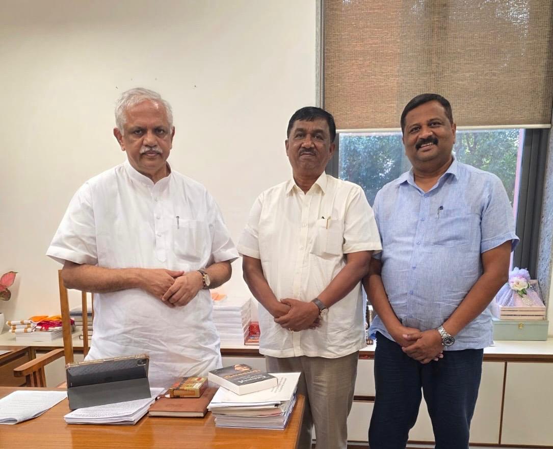 RaghuKautilya's tweet photo. ಇಂದು ನವದೆಹಲಿಯ ಬಿಜೆಪಿ ಕೇಂದ್ರ ಕಛೇರಿಯಲ್ಲಿ, ರಾಷ್ಟ್ರೀಯ ಸಂಘಟನಾ ಪ್ರಧಾನ ಕಾರ್ಯದರ್ಶಿಗಳಾದ ಶ್ರೀ @blsanthosh ಜೀ' ಅವರನ್ನು  ಭೇಟಿಯಾಗಿ ಆಶೀರ್ವಾದ ಪಡೆದು ತಮಗೆ ವಿಧಾನ ಪರಿಷತ್ ಪ್ರವೇಶಿಸಲು ಅವಕಾಶ ಮಾಡಿಕೊಟ್ಟ ಪಕ್ಷದ ವರಿಷ್ಠರಿಗೆ ಕೃತಜ್ಞತೆ ಸಲ್ಲಿಸಲಾಯಿತು.
ಈ ಸಂದರ್ಭದಲ್ಲಿ ರಾಜ್ಯ ಬಿಜೆಪಿ ಒಬಿಸಿ ಮೋರ್ಚಾದ ಉಪಾಧ್ಯಕ್ಷರಾದ ಎ.ಎಸ್. ವೆಂಕಟೇಶ್ ಅವರೂ ಜೊತೆಗಿದ್ದರು.