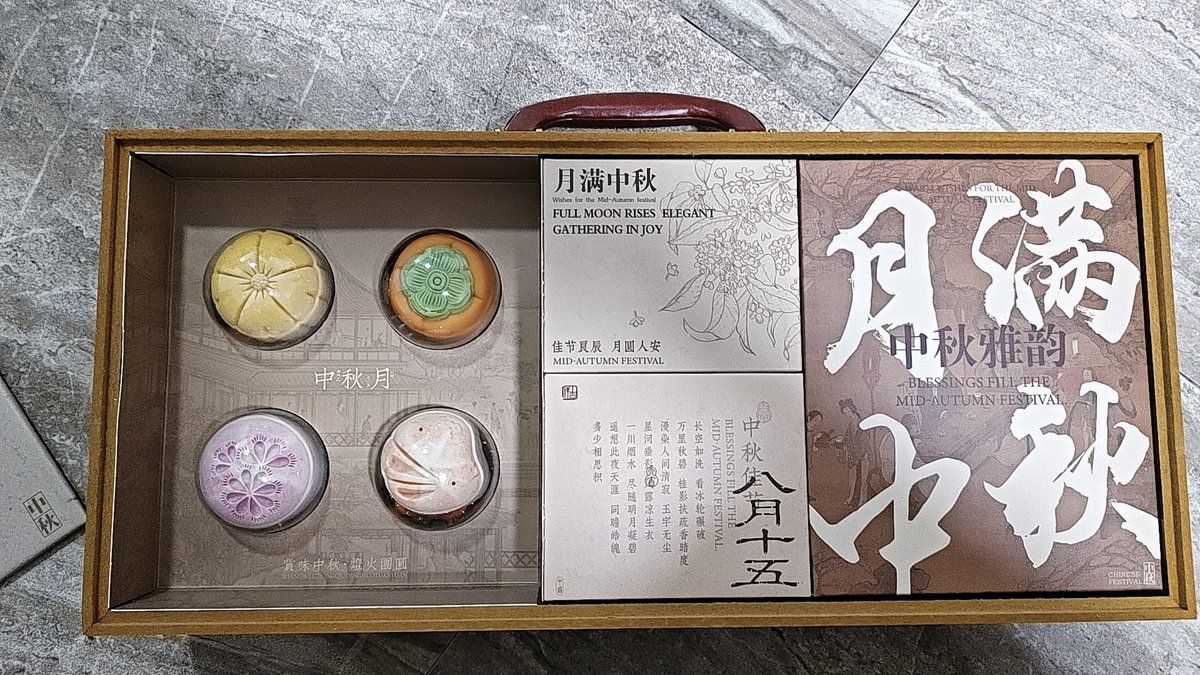 lenfeathery's tweet photo. 是工作发的节日礼盒～第一次收到 https://t.co/KCXvuPaBZe
