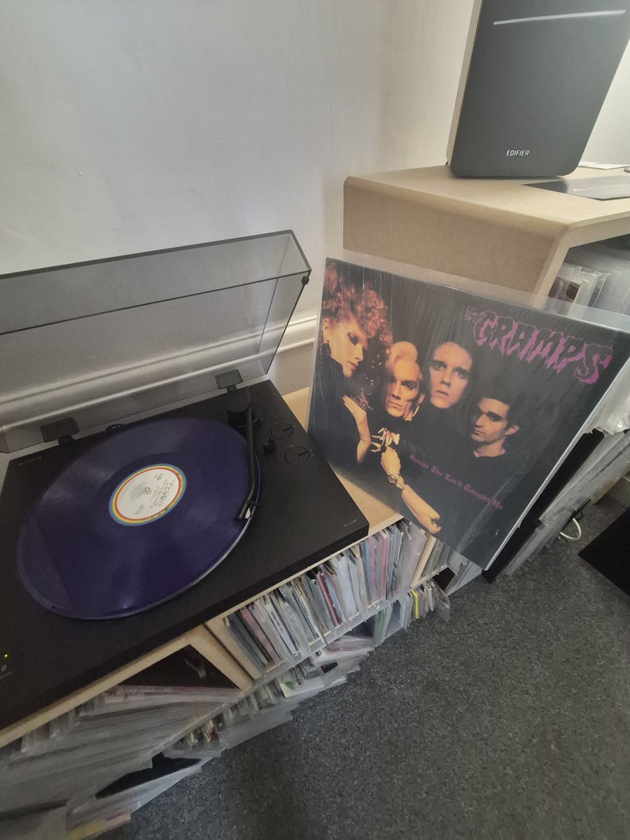 DebsHol50's tweet photo. #TheCramps From Songs the Great Lord Taught us , Sunglasses after Dark #vinyl #vinylrecords #recordcollection #psychobilly 😎🖤🎸🎤 https://t.co/eihS99sUMr