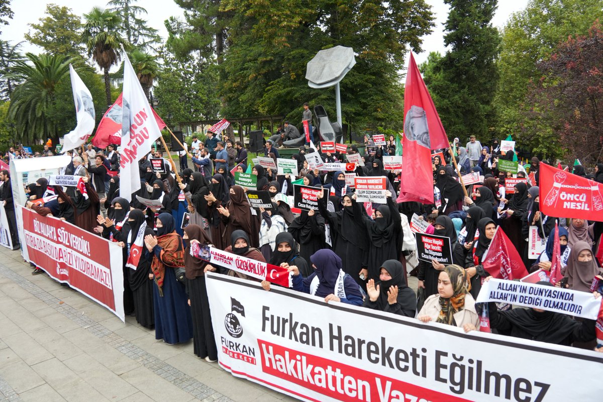 oncu_neslin_hcs's tweet photo. Alparslan Kuytul Hocaefendi'nin eşi Semra Kuytul Hocahanım'ın açık görüşü vesilesiyle ailesine destek için Samsun Çarşamba’ya giden Furkan Hareketi mensupları açık görüş sonrası ilçe merkezinde basın açıklaması gerçekleştirdi.

#YargıEliyleZulüm
#SemraKuytulaOzgürlük
#FurkanaSistematikZulüm