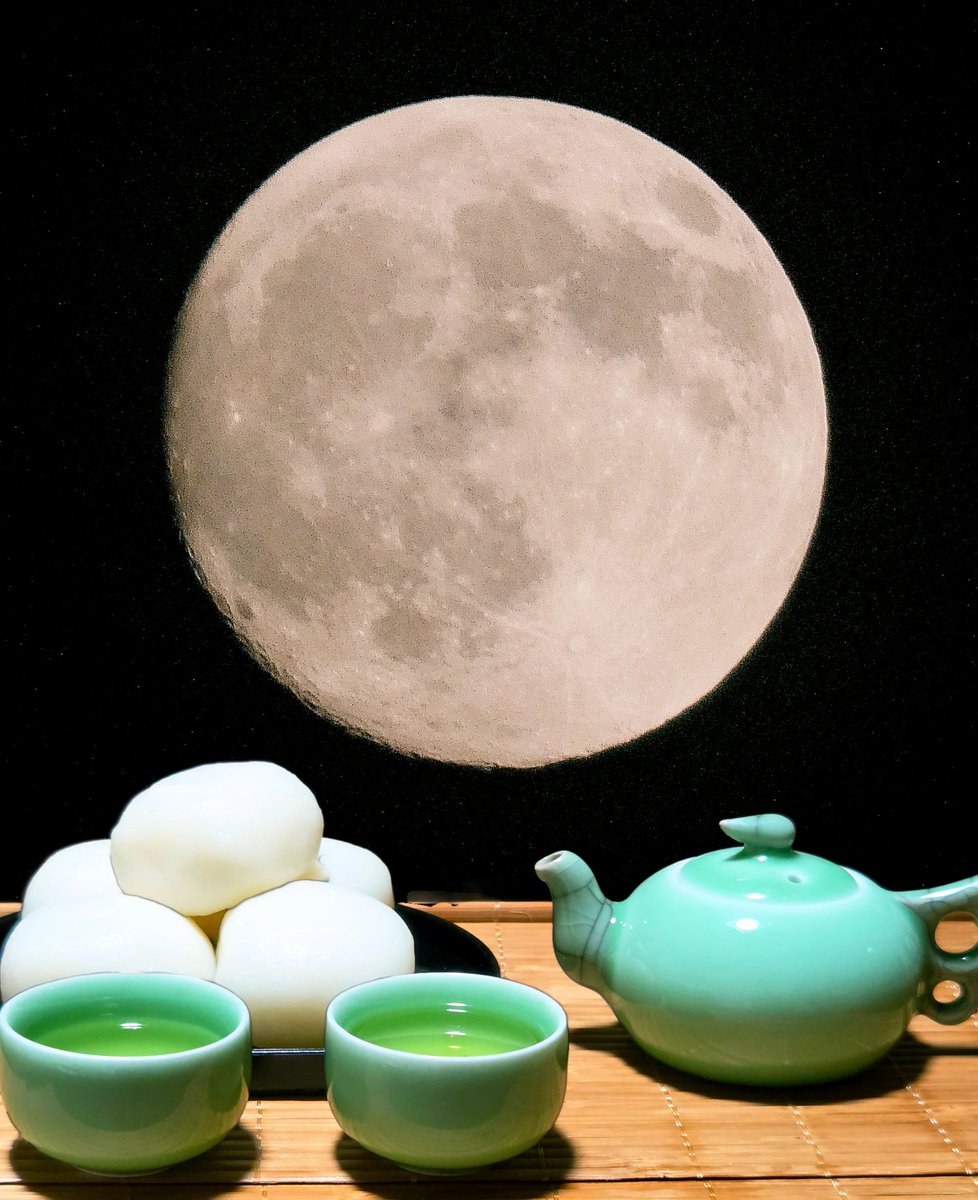 rouR0u508's tweet photo. 明前西湖龍井

本日は中秋の名月✨️
龍井茶の青々しい香りを楽しみつつ☺️

ちょうど月が綺麗に出てたので愛用のカメラでパシャリ。
撮った月を背景にしてみたら、それっぽくなった✨️

#茶好連
#木漏れ日のお茶会 https://t.co/8Idsuhw5VN
