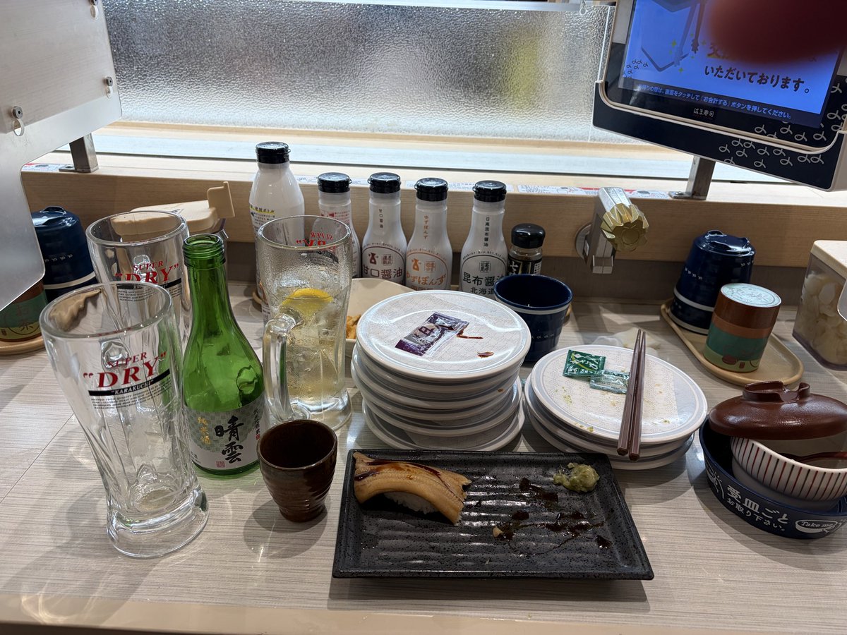 hellvangina's tweet photo. 皿とグラスが回収されない故に、自分が暴飲暴食した事実を最後に突きつけてくる回転寿司は容赦ないですね https://t.co/4x3LKrUqSB