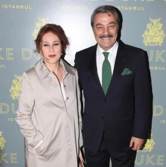 asayisberkemal0's tweet photo. Kadir İnanır’ın yeğeni Levent İnanır, dayısının tüm mirasını bıraktığı hayat arkadaşı Jülide Kural'a seslendi:

“İhtiyaç sahibi yeğenleri var. Kadir dayım sana gereğini yaptı. Sen de sana yakışanı yap.

2015'te hazırladığı vasiyette Jülide Hanım'a yalnızca 1 ev bırakıyor. Aradan geçen 7 yıl sonra 2022'de başka bir vasiyet hazırlayıp her şeyini bırakıyor. Vasiyeti bilinçli imzaladığını düşünmüyorum. Burada bir şaibe yok mu? 

Hastanede biz üzüntüden kahrolurken tartıştıklarını çok gördüm. Jülide Kural'ın emeği vardır ama Kadir dayıma çok da yorgunluk vermiştir.”