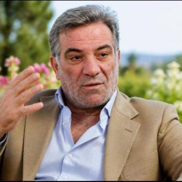asayisberkemal0's tweet photo. Kadir İnanır’ın yeğeni Levent İnanır, dayısının tüm mirasını bıraktığı hayat arkadaşı Jülide Kural'a seslendi:

“İhtiyaç sahibi yeğenleri var. Kadir dayım sana gereğini yaptı. Sen de sana yakışanı yap.

2015'te hazırladığı vasiyette Jülide Hanım'a yalnızca 1 ev bırakıyor. Aradan geçen 7 yıl sonra 2022'de başka bir vasiyet hazırlayıp her şeyini bırakıyor. Vasiyeti bilinçli imzaladığını düşünmüyorum. Burada bir şaibe yok mu? 

Hastanede biz üzüntüden kahrolurken tartıştıklarını çok gördüm. Jülide Kural'ın emeği vardır ama Kadir dayıma çok da yorgunluk vermiştir.”