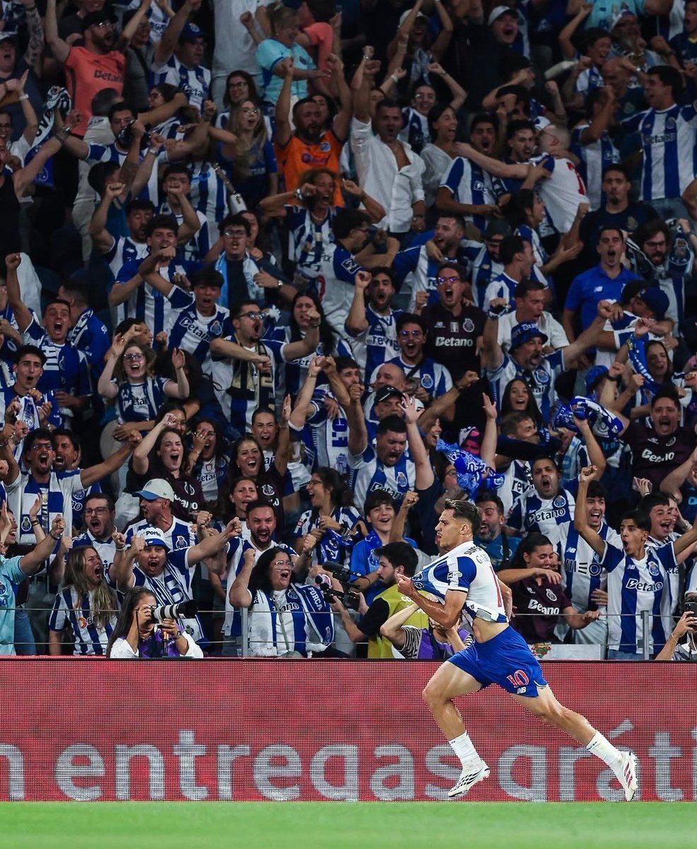 maisFCPorto's tweet photo. Zero telemóveis, infinita paixão 💙

Que foto 😮‍💨 https://t.co/y77tX1nt5v