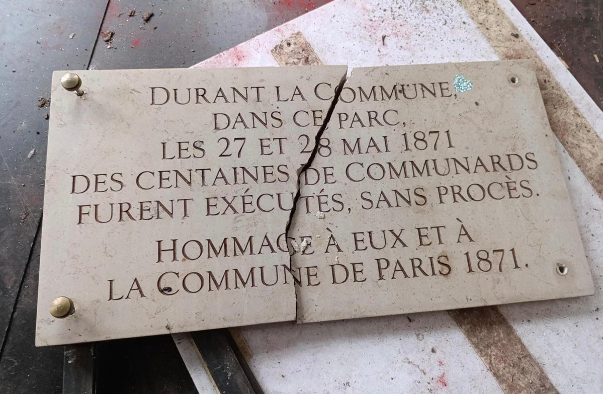 lau_patrice's tweet photo. La plaque en hommage aux communards exécutés pendant la Semaine sanglante, située dans le parc des Buttes-Chaumont, a été vandalisée. Je condamne cet acte avec la plus grande fermeté.

Nous la restaurerons au plus vite et nous continuerons de faire vivre la mémoire et l'héritage politique des communardes et des communards.

Paris ne tournera jamais le dos à cette histoire.