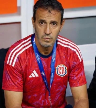 c_sandovalp's tweet photo. La continuidad de Fernando Batista se define hoy. Hay una posición de hacer el cambio ya mismo para evitar que suceda lo mismo que con Miguel Herrera.
Sin embargo, también hay dudas de hacer el cambio hoy, tomando en cuenta que #LaSele debe viajar mañana para jugar v Haití. https://t.co/VQgmDRkcnm