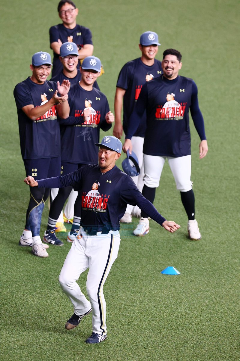 nikkan_orix's tweet photo. オリックス対ソフトバンク　練習開始前、アンドレス・マチャド（右）に促されダンスを披露するオリックス平野佳寿（撮影・加藤哉カメラマン）
#Bs2026 #オリックスバファローズ #平野佳寿 https://t.co/jiA04hl0C9
