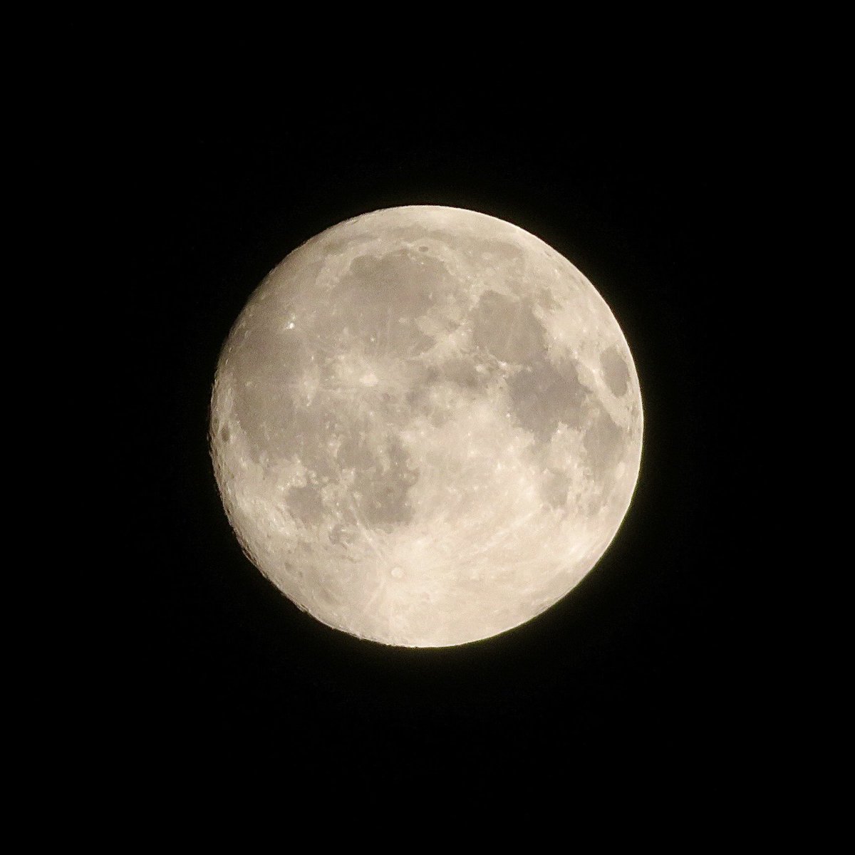 aqmarin03's tweet photo. 中秋の名月
雲の切れ間に撮れました🌕
#中秋の名月 https://t.co/mdvdB1hczZ