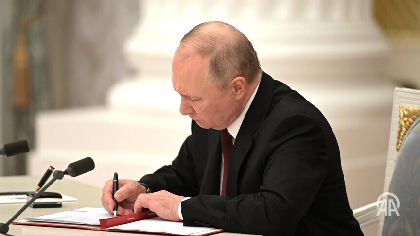 anadoluagency's tweet photo. 🔴 Russian President Vladimir Putin dismisses Ambassador Andrey Kelin as Russia’s envoy to the UK

📅 Kelin has served as ambassador since 2019

🇷🇺 Move comes day after Putin also relieved Russia’s ambassador to France https://t.co/v2E9oeOwwo https://t.co/3RI0wlNWAT